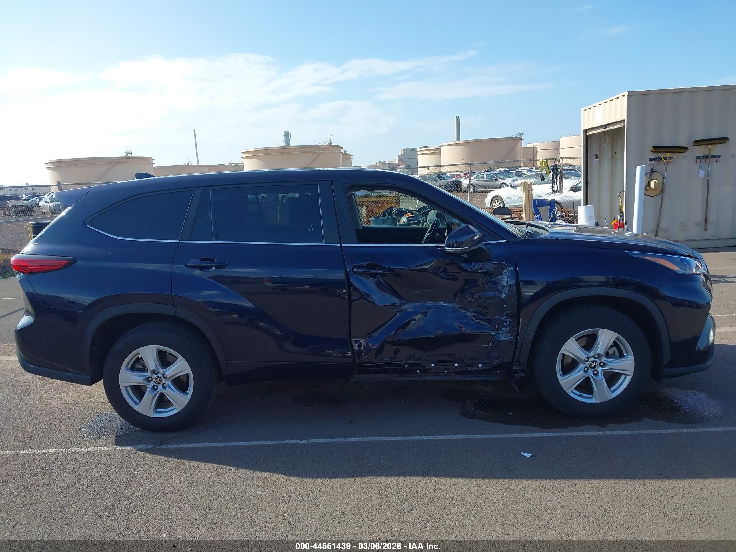 2023 Toyota Highlander Le Blue vin: 5TDKDRAH2PS019453