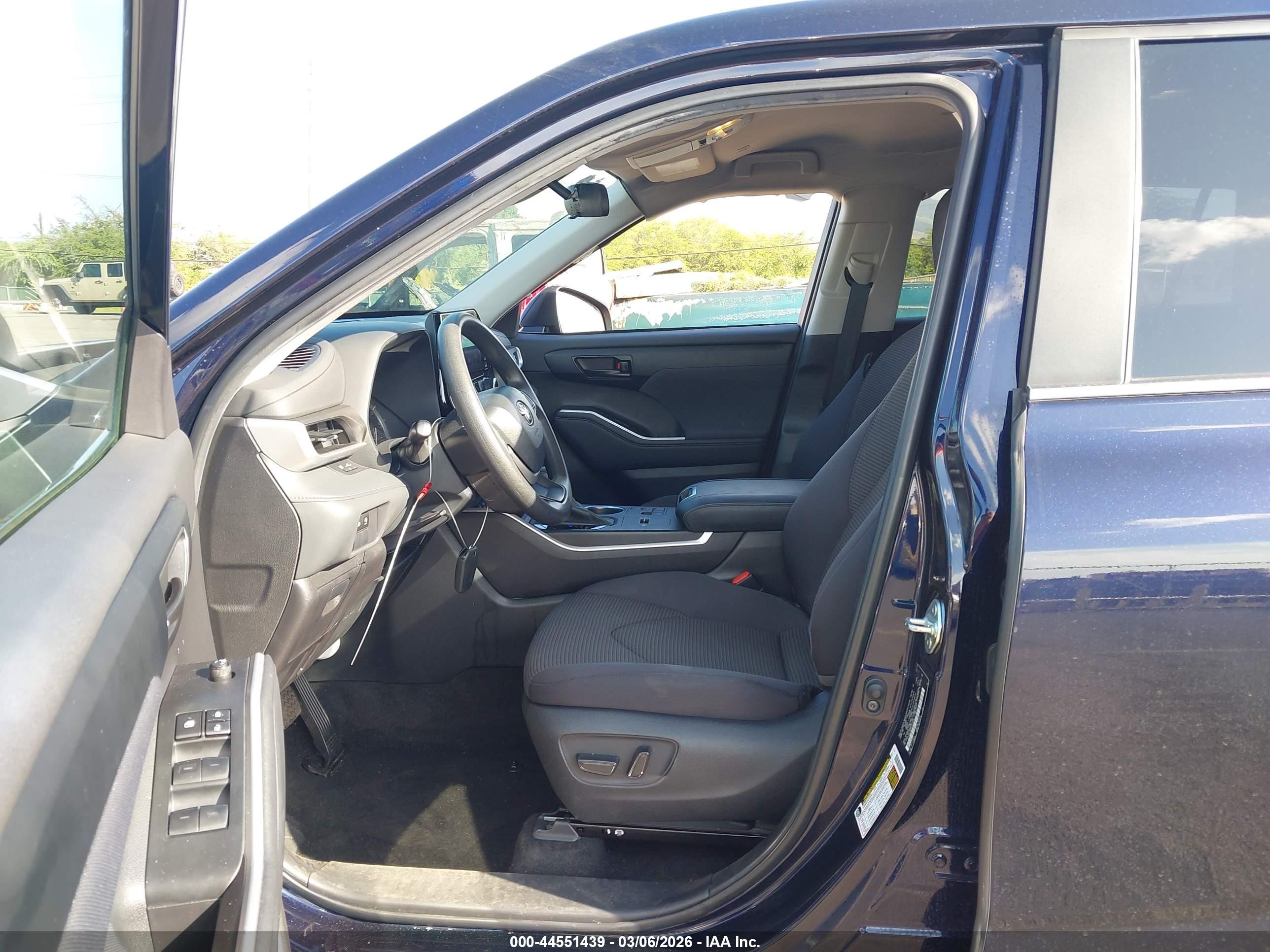 2023 Toyota Highlander Le Blue vin: 5TDKDRAH2PS019453
