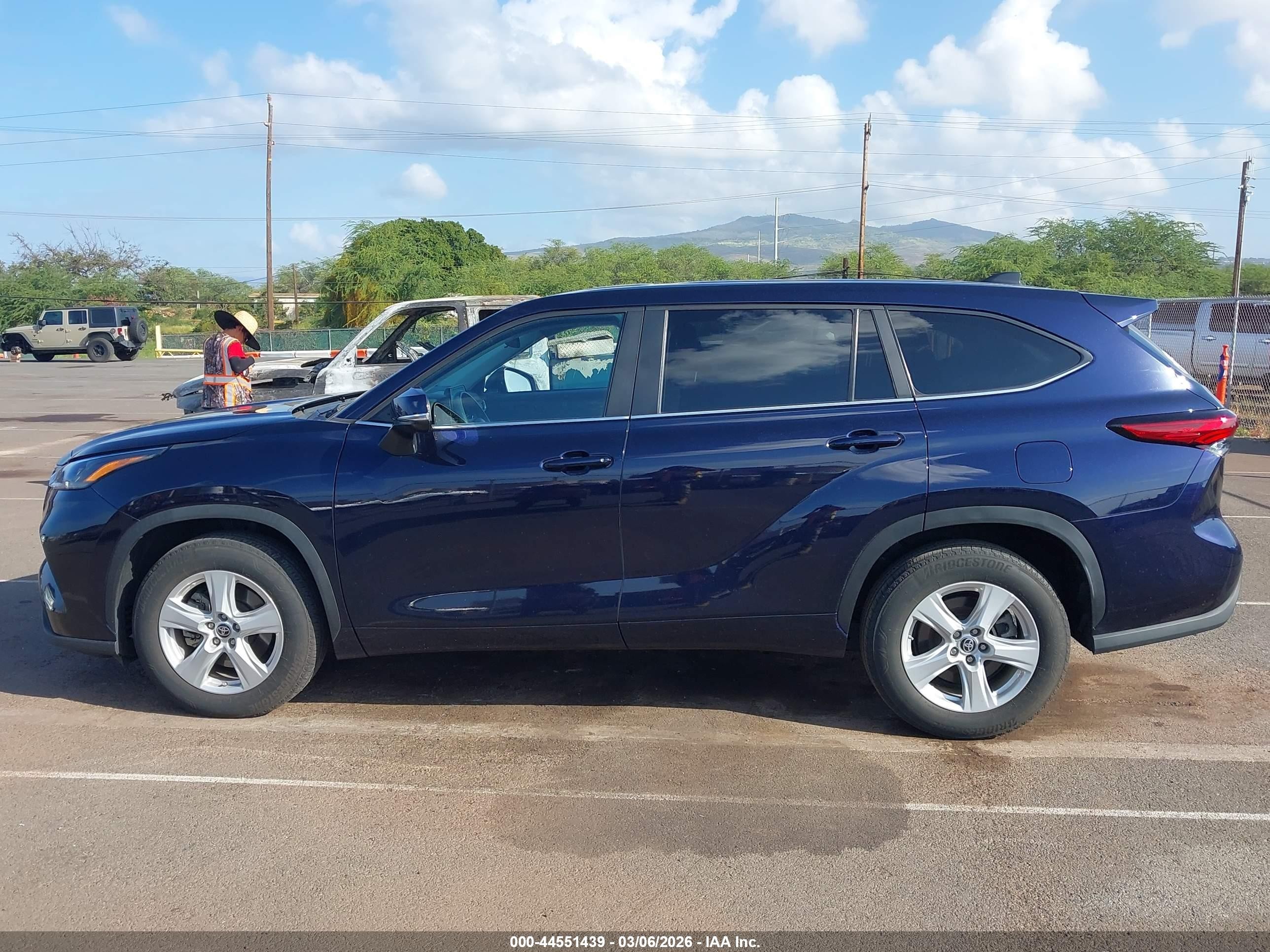 2023 Toyota Highlander Le Blue vin: 5TDKDRAH2PS019453
