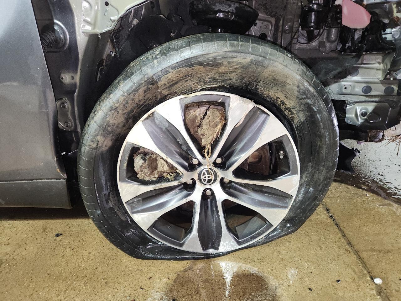 2023 Toyota Highlander Xle Gray vin: 5TDKDRAH3PS001110 Damage: Right Front Wheel, Broken, Replacement Required