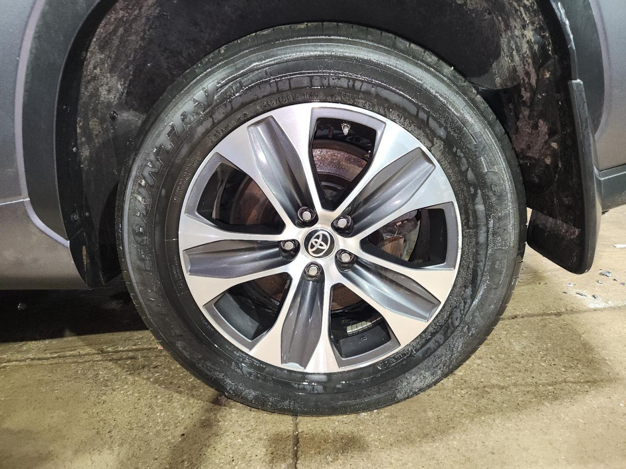 2023 Toyota Highlander Xle Gray vin: 5TDKDRAH3PS001110 Damage: Left Front Tire, Worn, Replacement Required