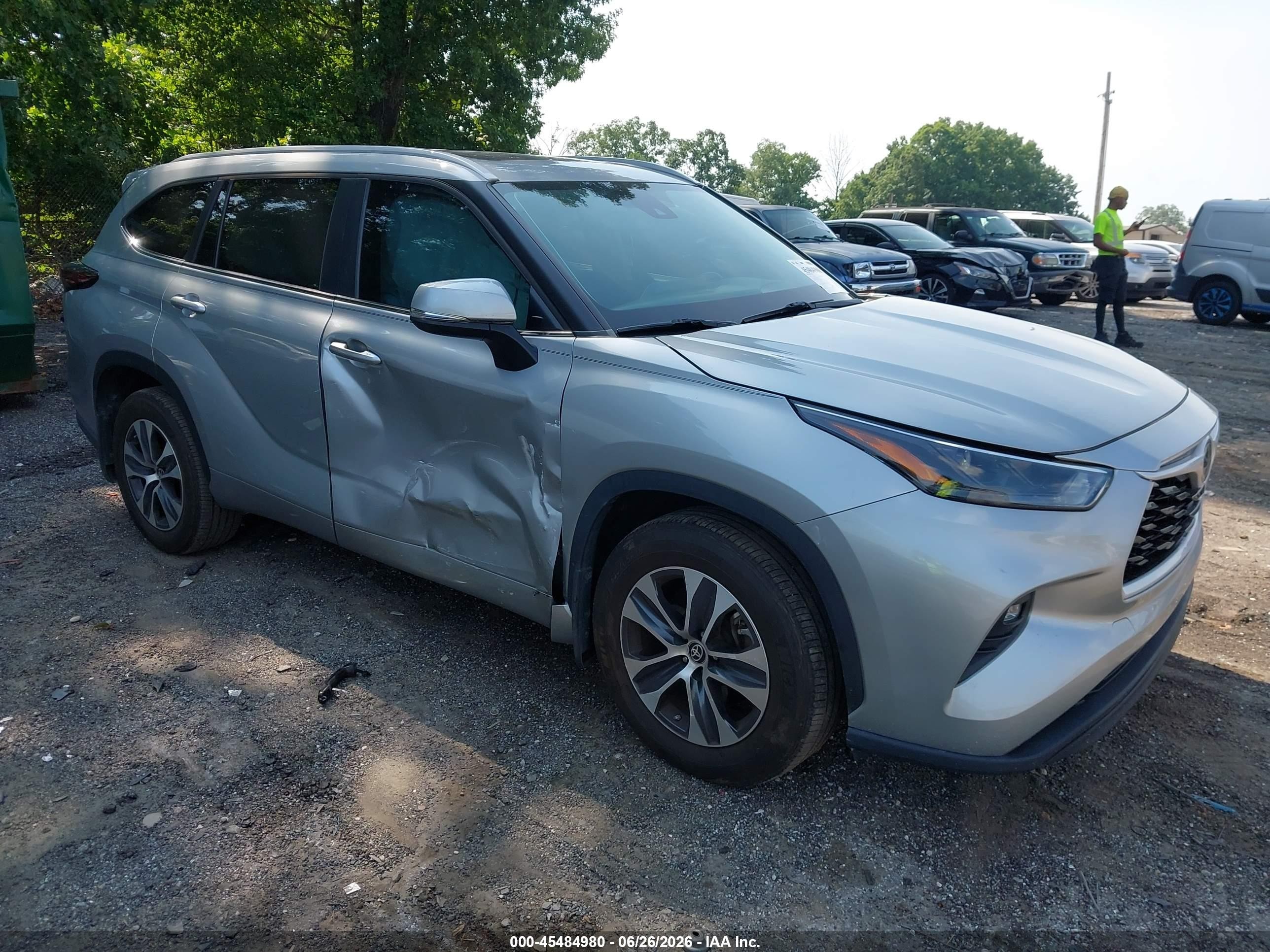 2024 Toyota Highlander Xle Silver vin: 5TDKDRAH3RS528258