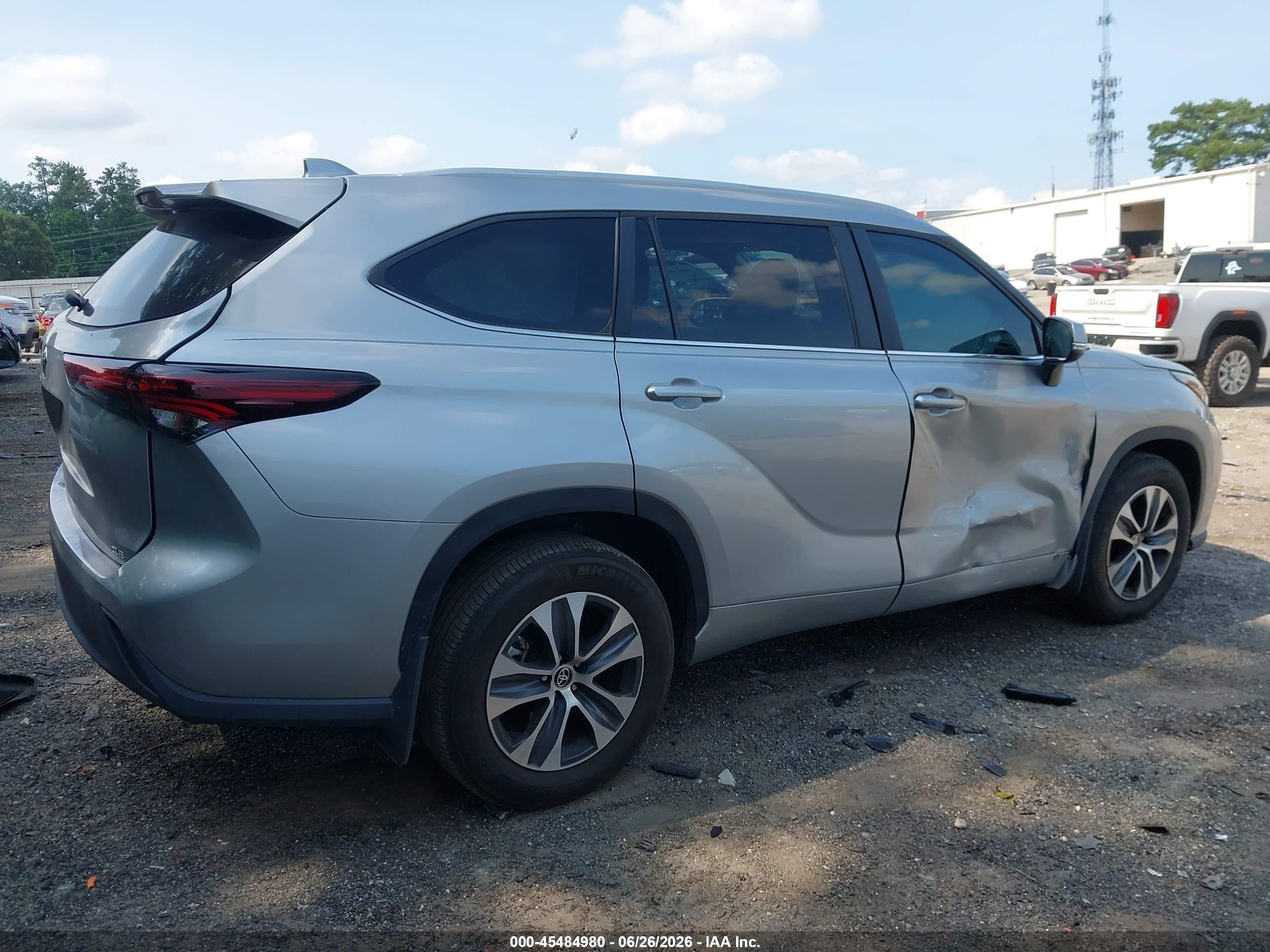 2024 Toyota Highlander Xle Silver vin: 5TDKDRAH3RS528258
