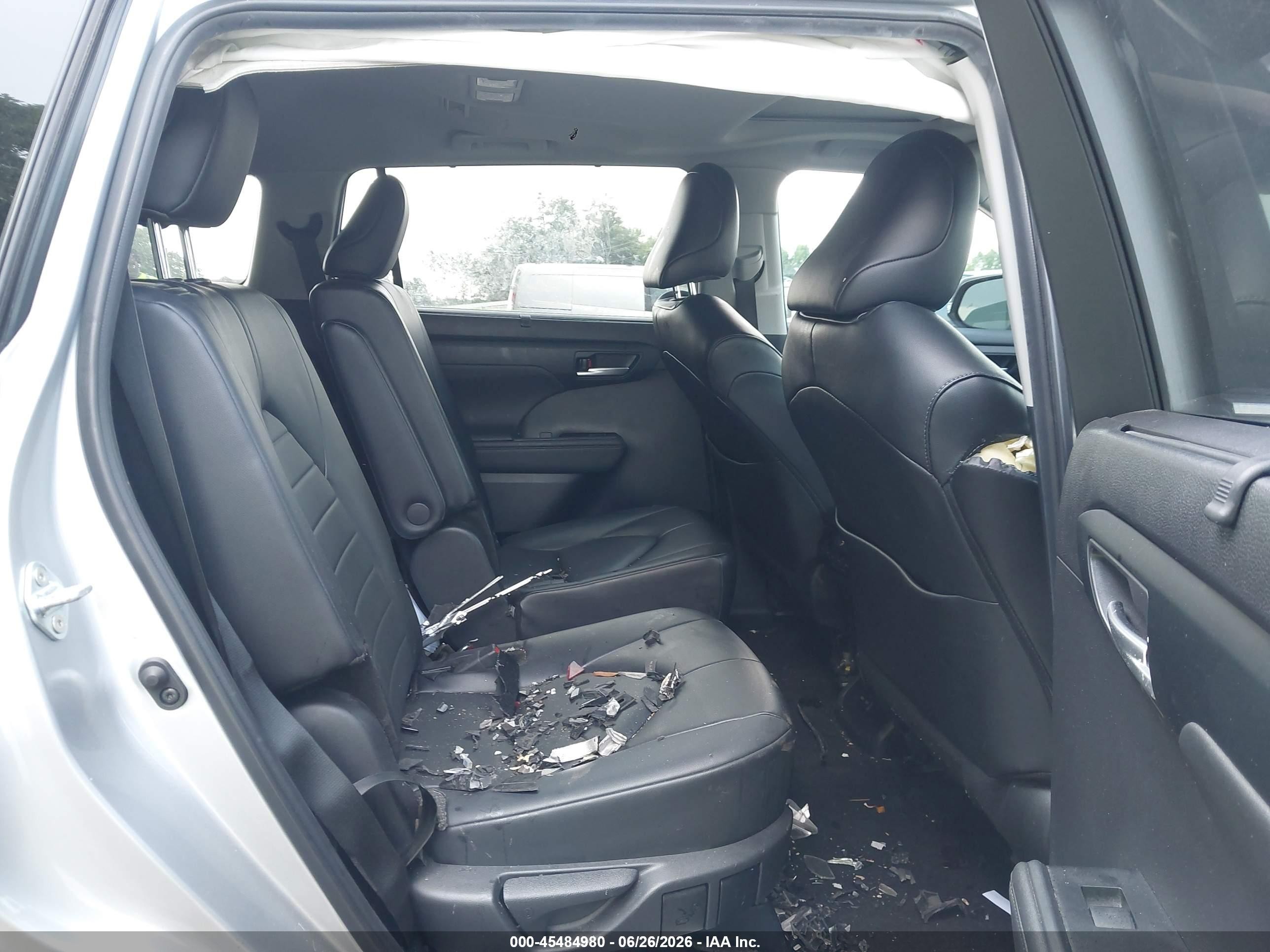 2024 Toyota Highlander Xle Silver vin: 5TDKDRAH3RS528258