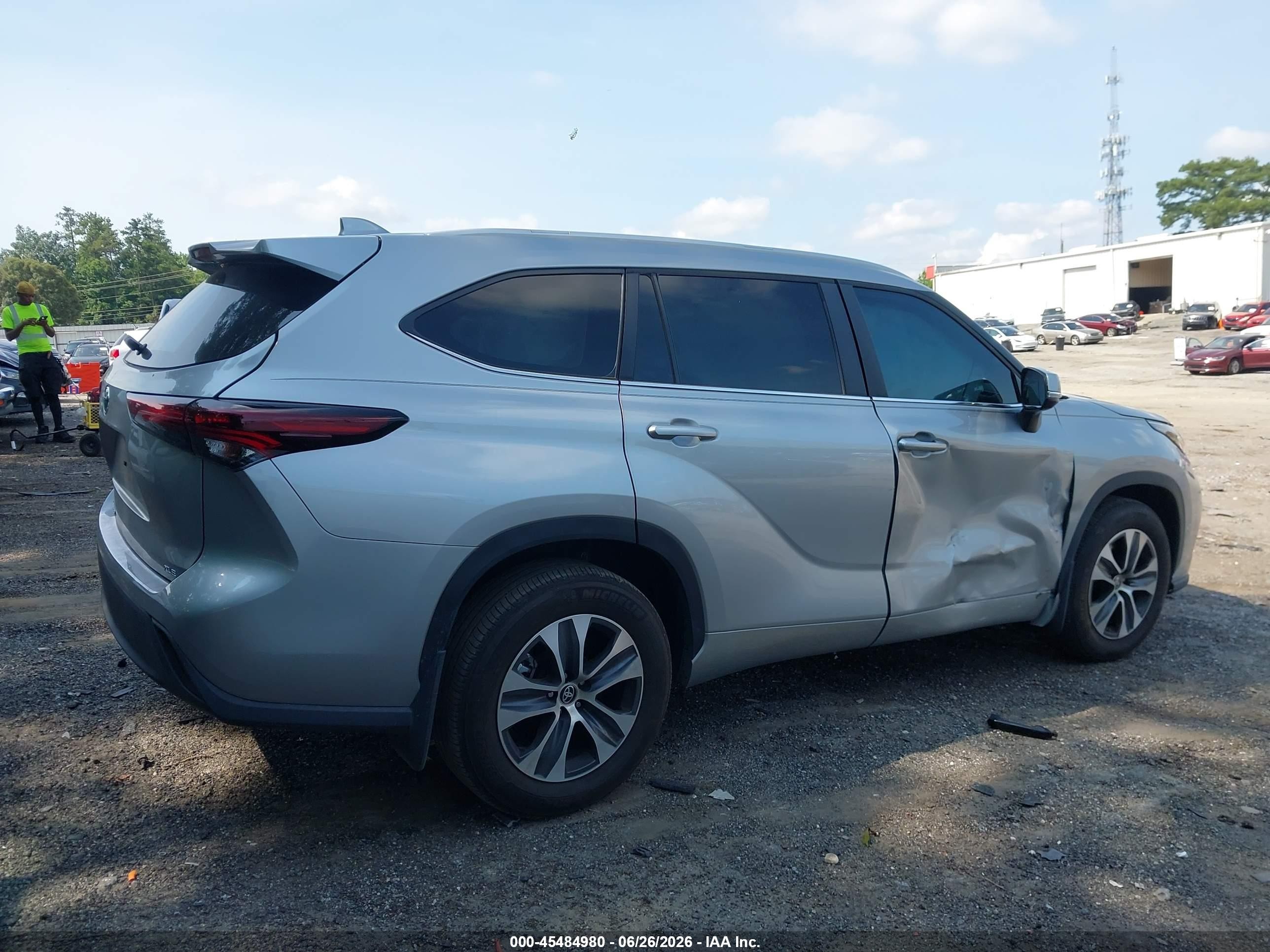 2024 Toyota Highlander Xle Silver vin: 5TDKDRAH3RS528258