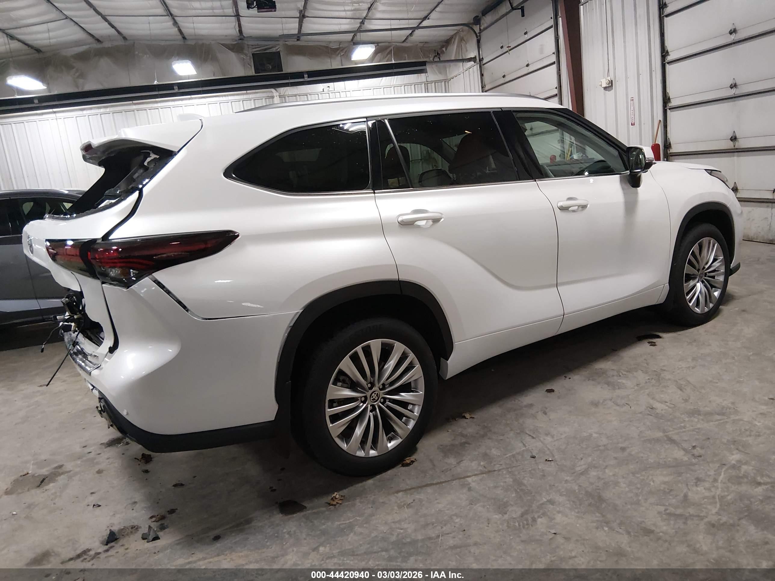 2024 Toyota Highlander Platinum White vin: 5TDKDRBH2RS572279