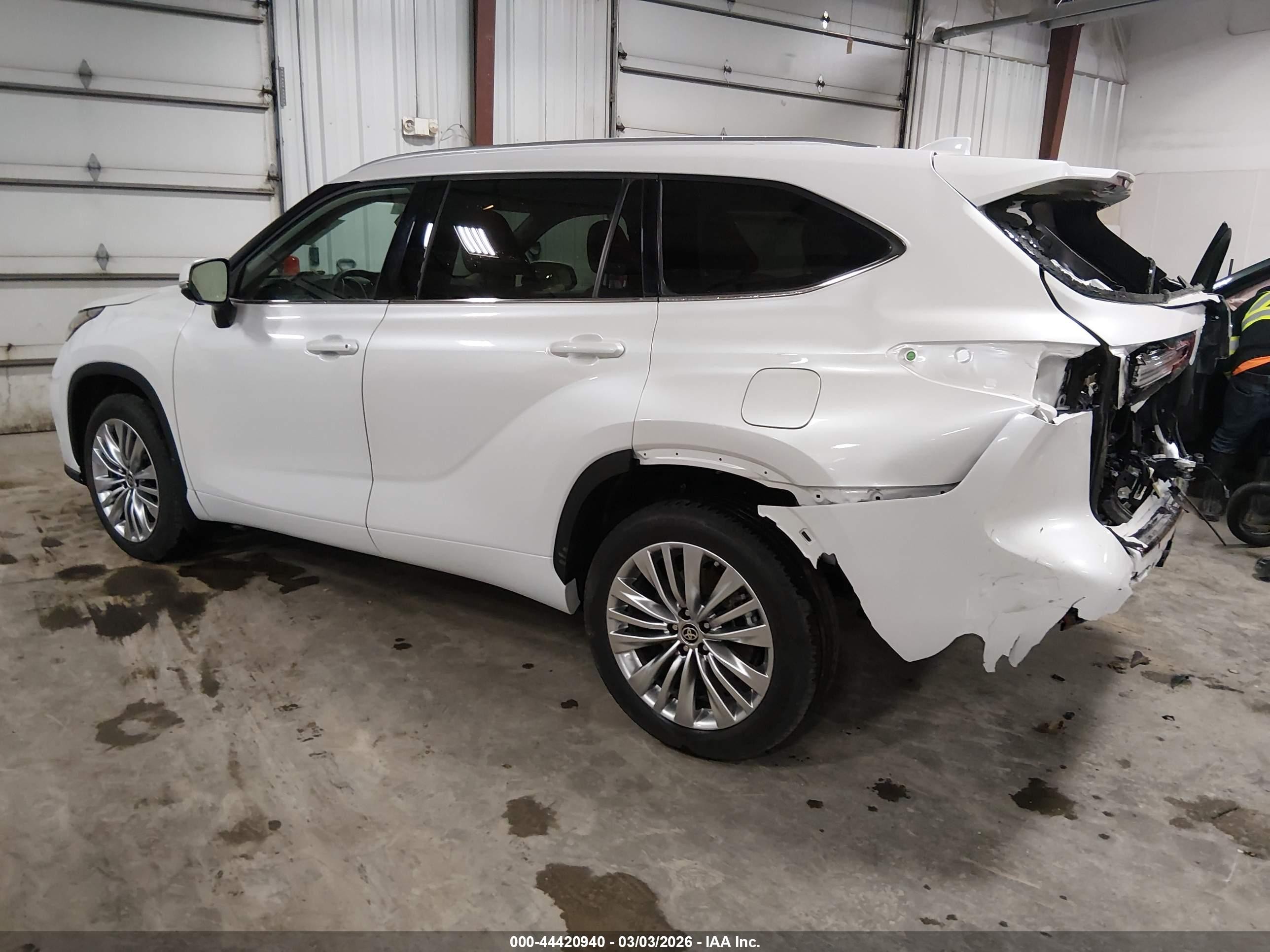 2024 Toyota Highlander Platinum White vin: 5TDKDRBH2RS572279