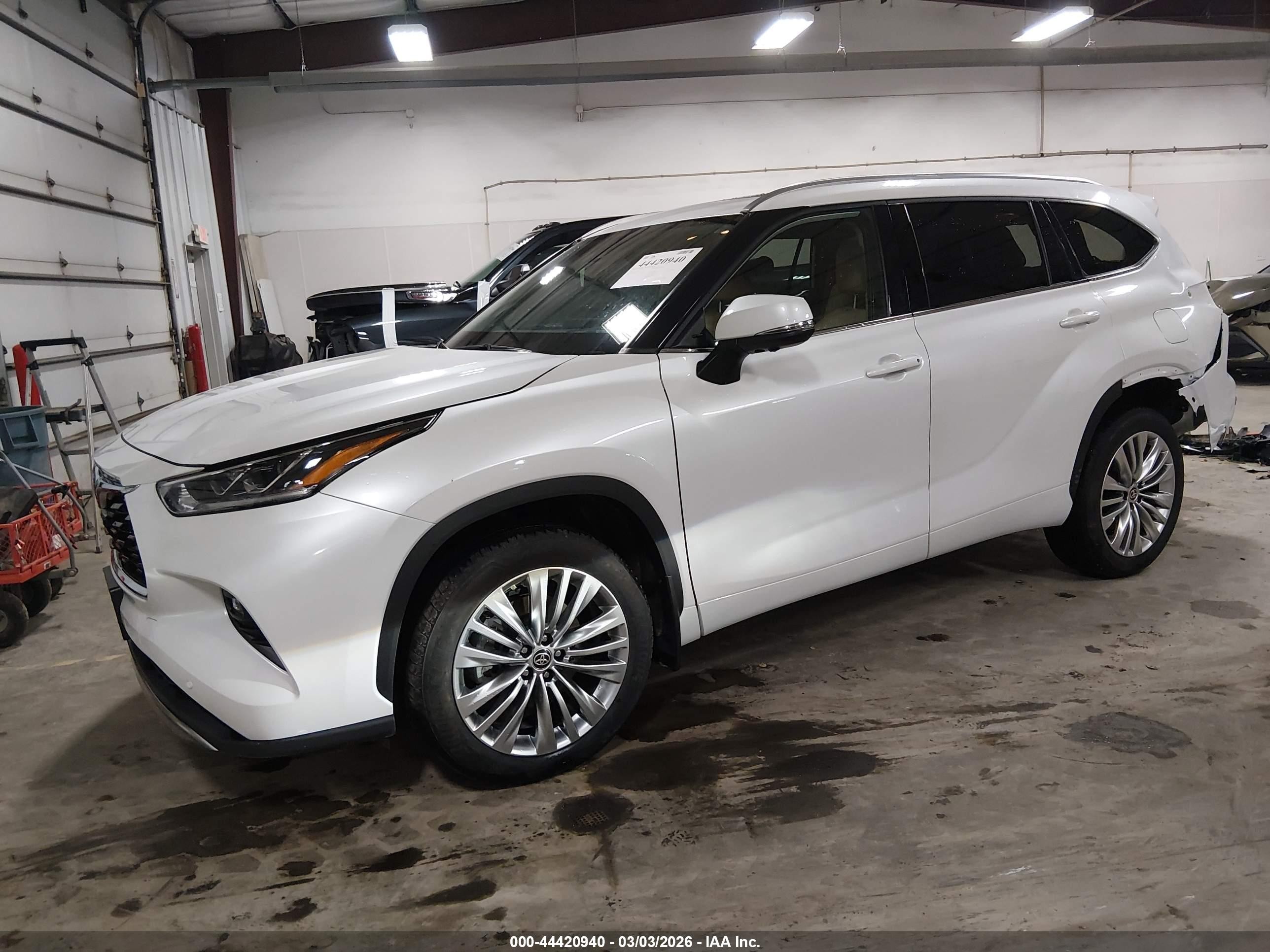 2024 Toyota Highlander Platinum White vin: 5TDKDRBH2RS572279