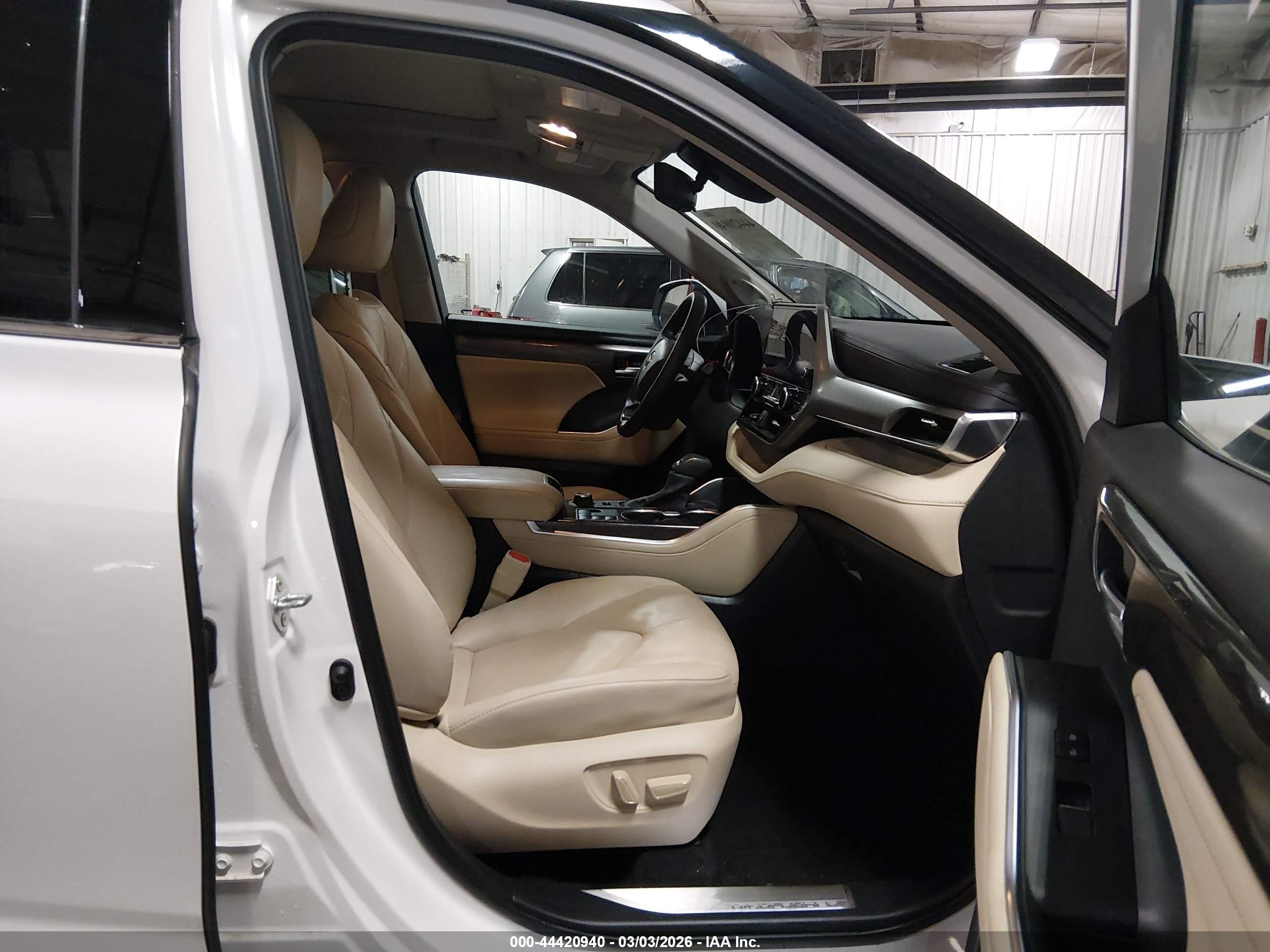 2024 Toyota Highlander Platinum White vin: 5TDKDRBH2RS572279