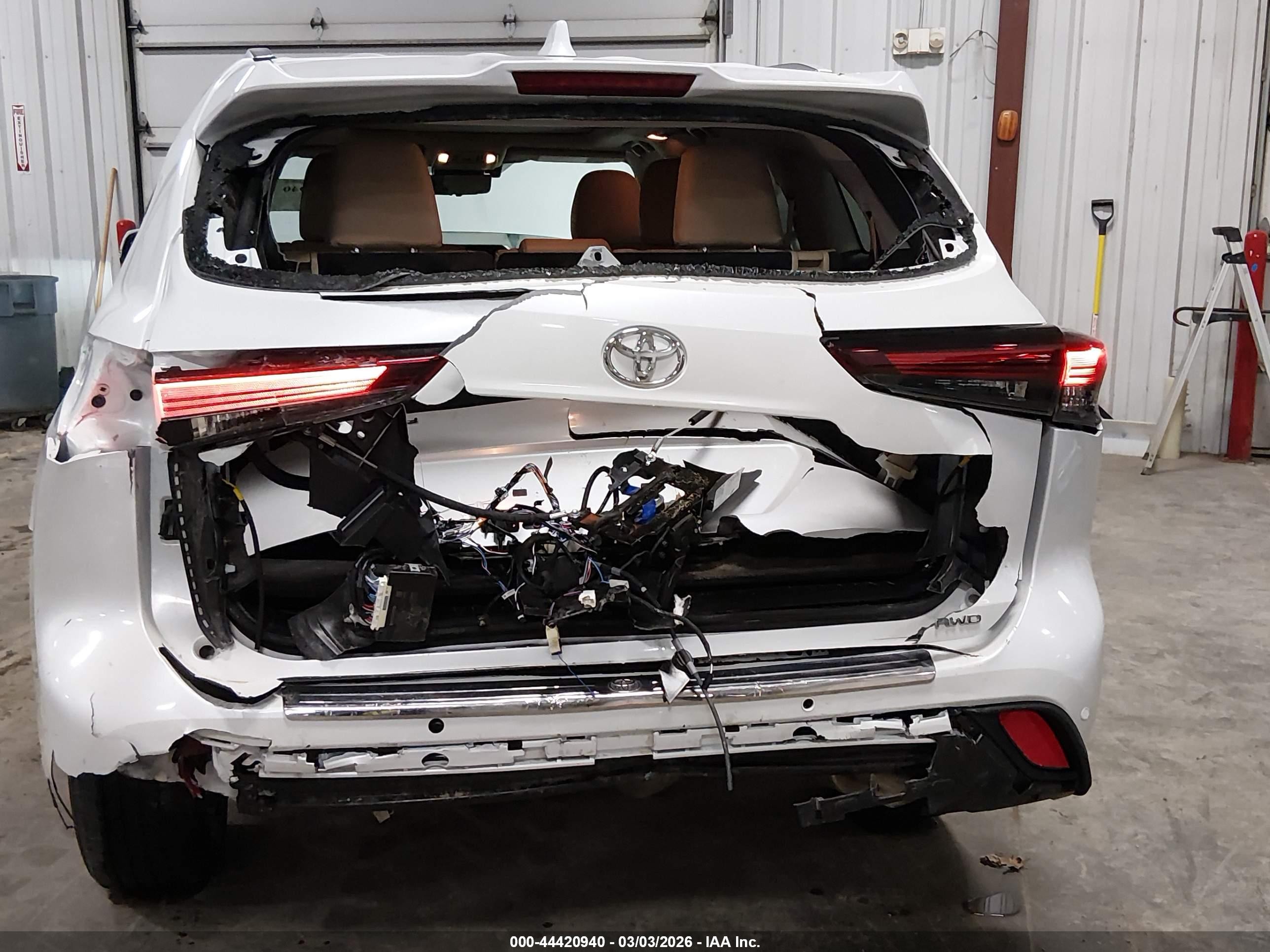 2024 Toyota Highlander Platinum White vin: 5TDKDRBH2RS572279