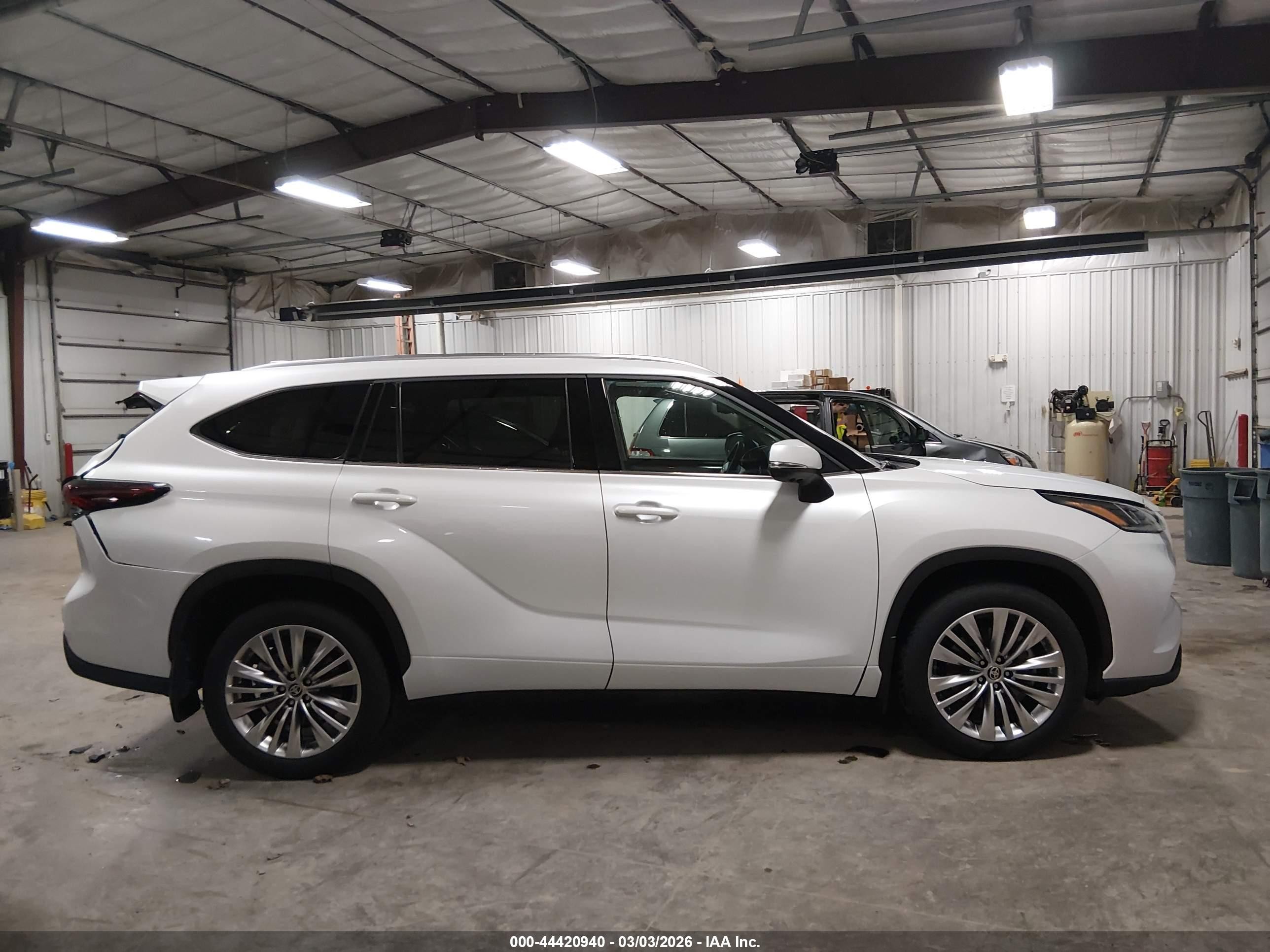 2024 Toyota Highlander Platinum White vin: 5TDKDRBH2RS572279