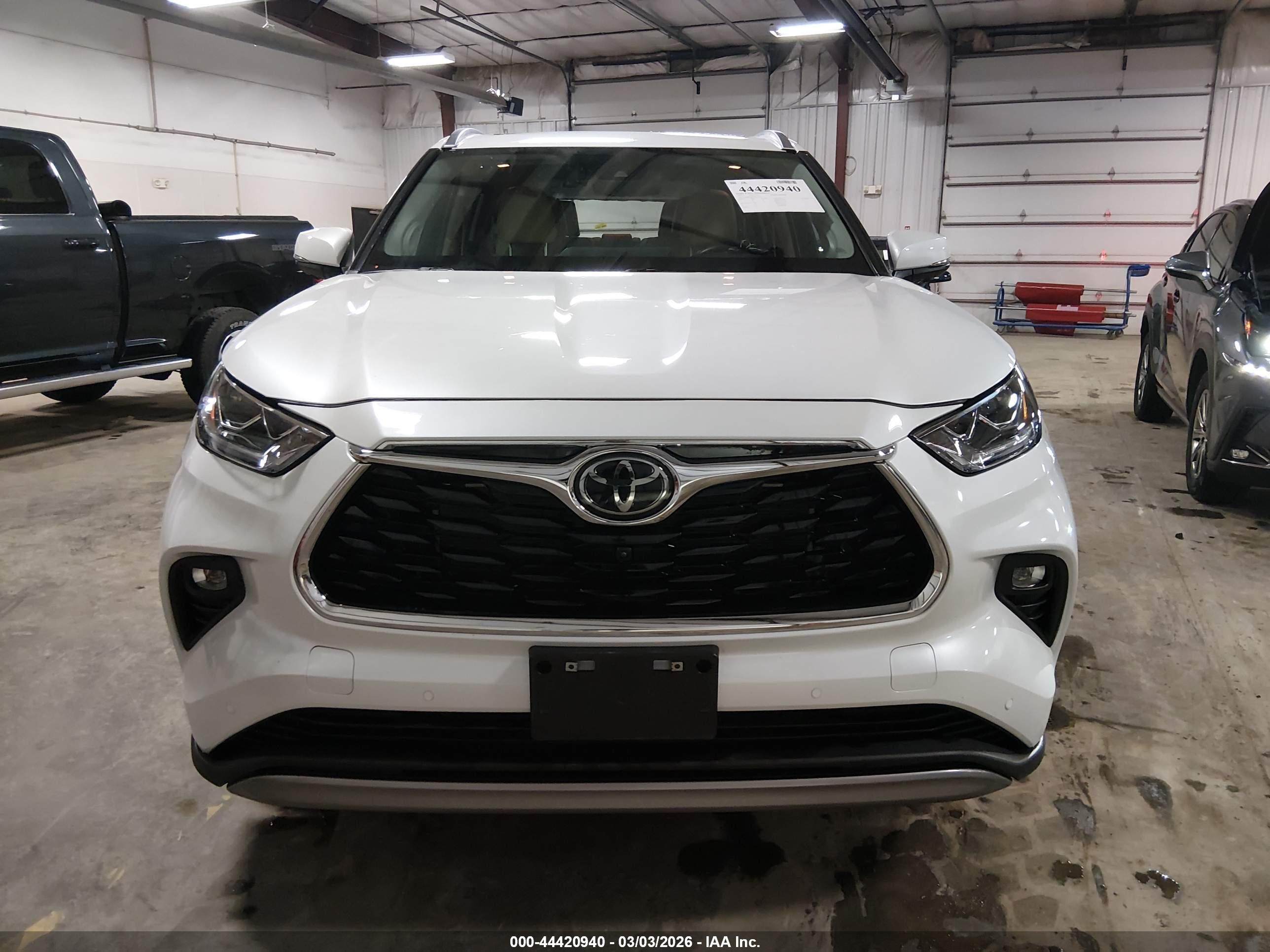 2024 Toyota Highlander Platinum White vin: 5TDKDRBH2RS572279