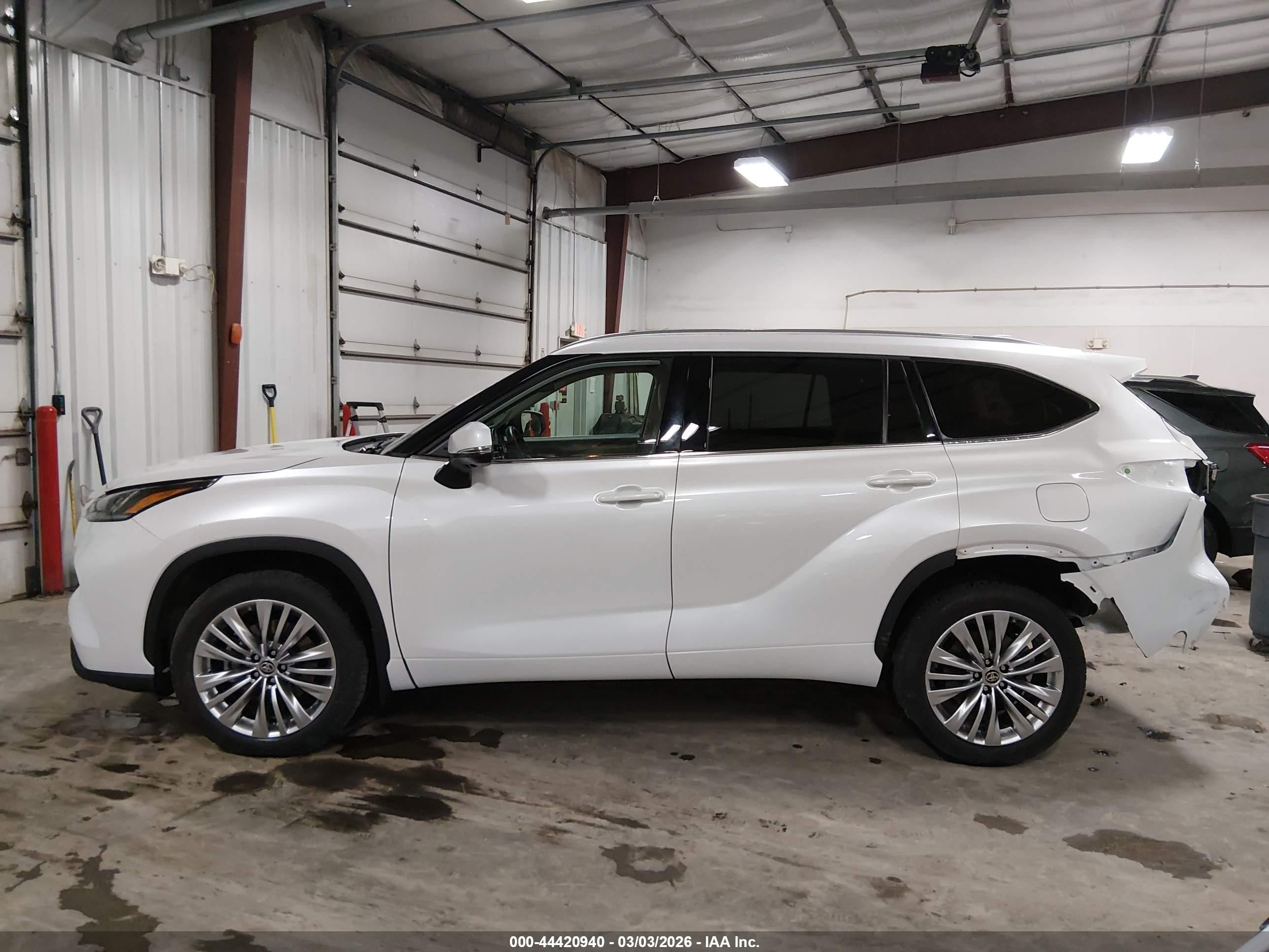 2024 Toyota Highlander Platinum White vin: 5TDKDRBH2RS572279