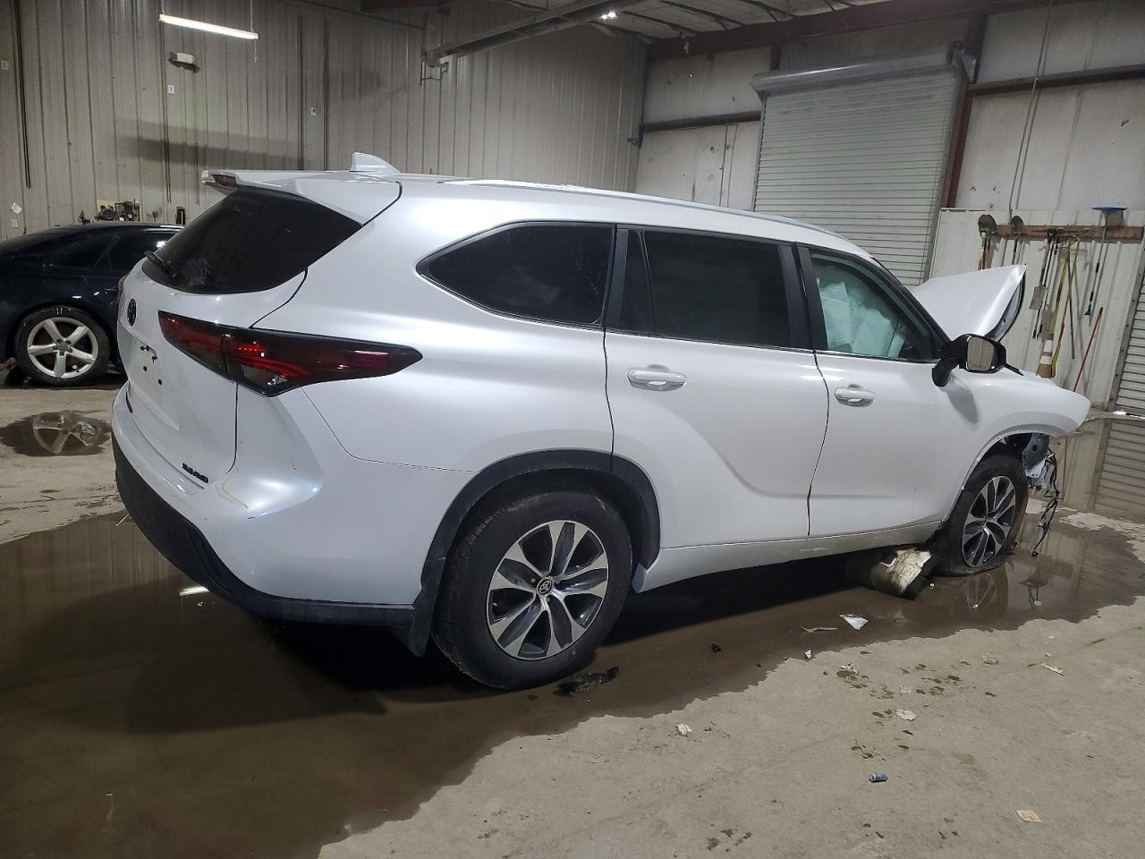 2024 Toyota Highlander Le White vin: 5TDKDRBH5RS573670