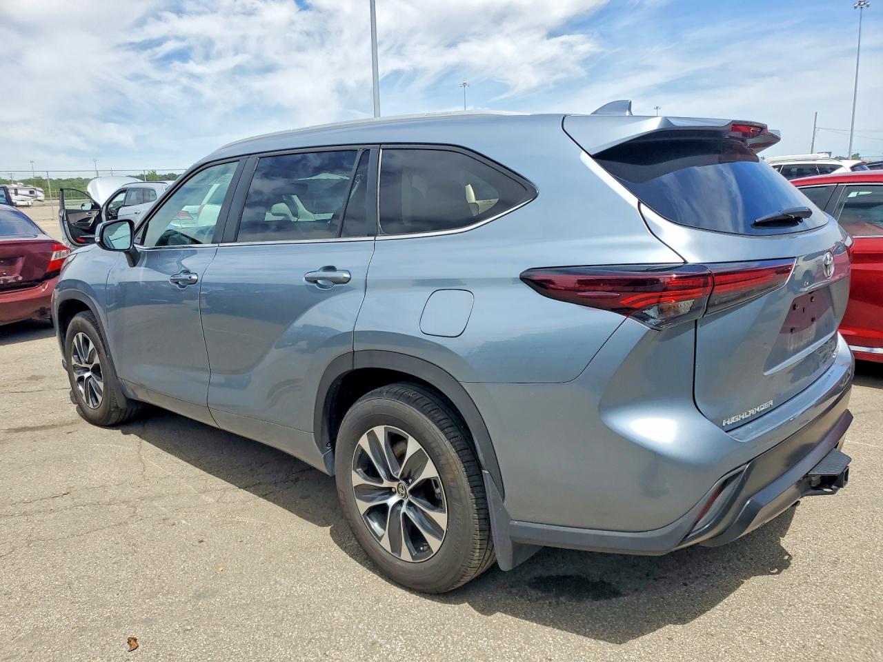 2024 Toyota Highlander Xle Silver vin: 5TDKDRBH9RS561781