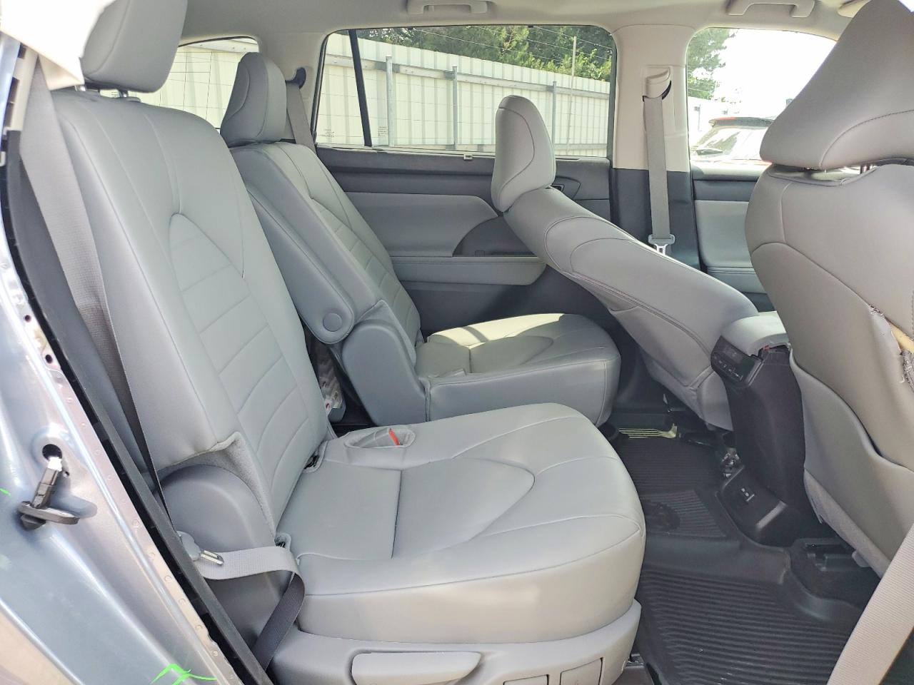 2024 Toyota Highlander Xle Silver vin: 5TDKDRBH9RS561781