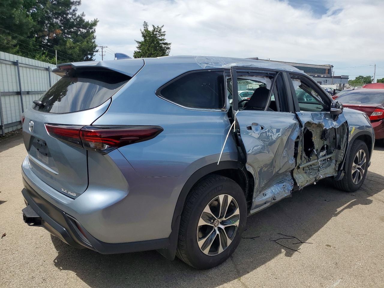 2024 Toyota Highlander Xle Silver vin: 5TDKDRBH9RS561781