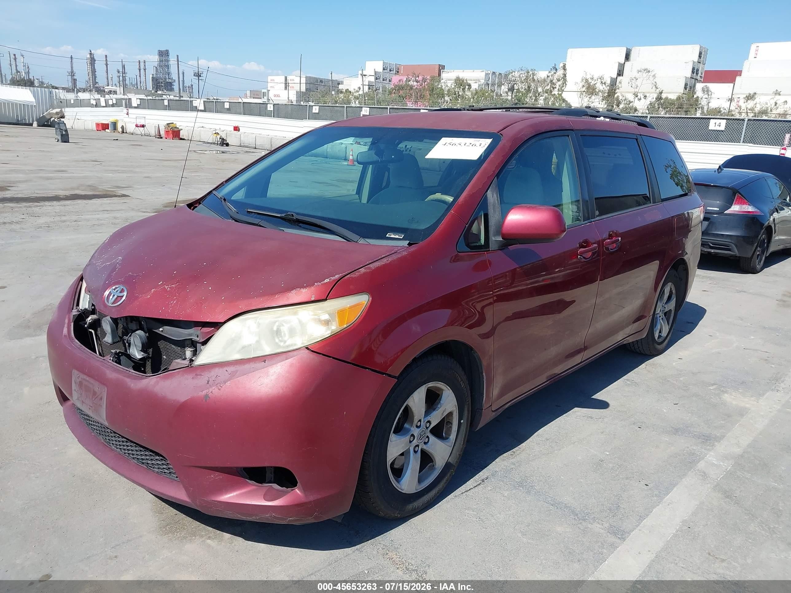 2011 Toyota Sienna Le V6 Red vin: 5TDKK3DC0BS011024