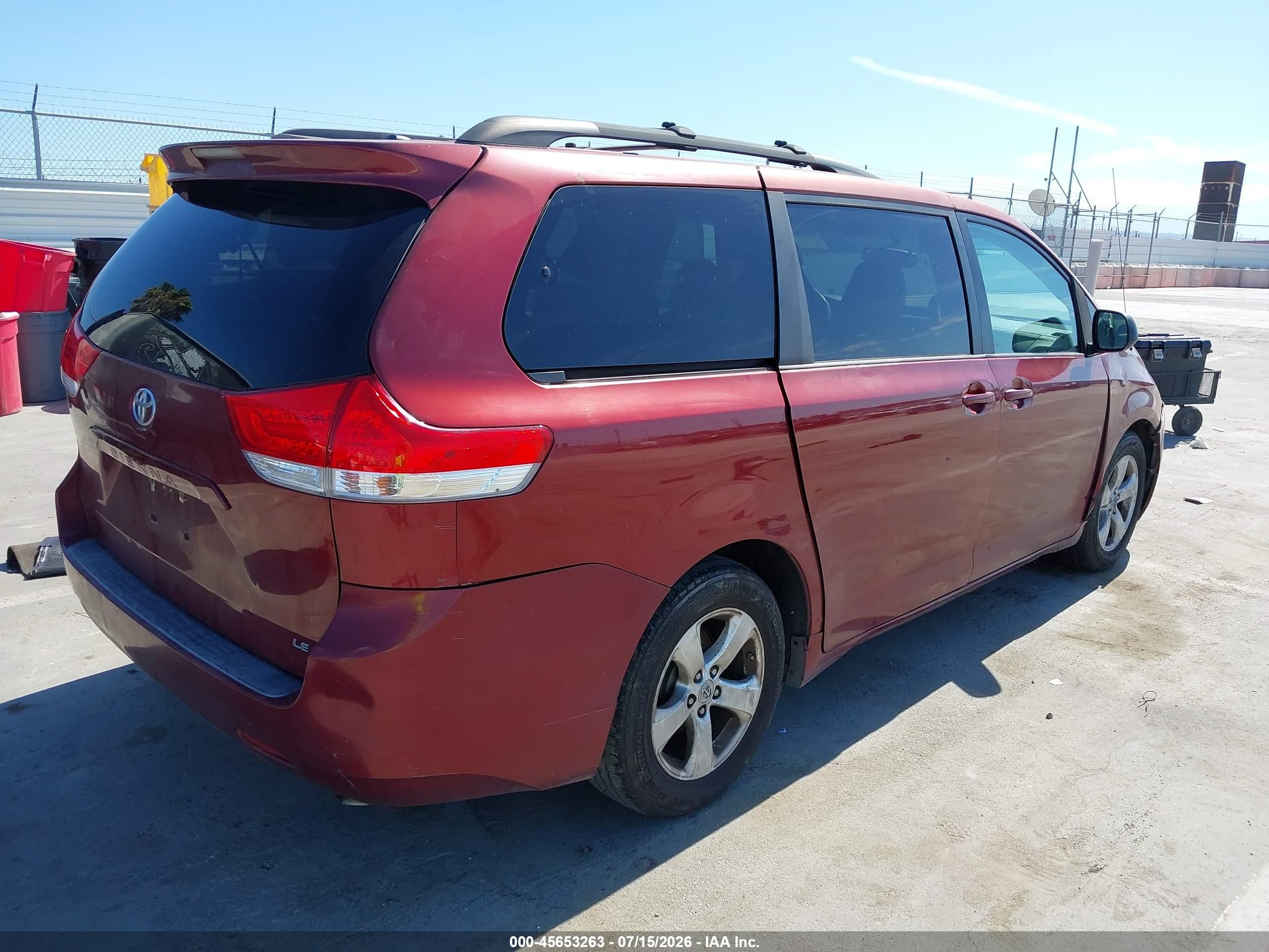 2011 Toyota Sienna Le V6 Red vin: 5TDKK3DC0BS011024