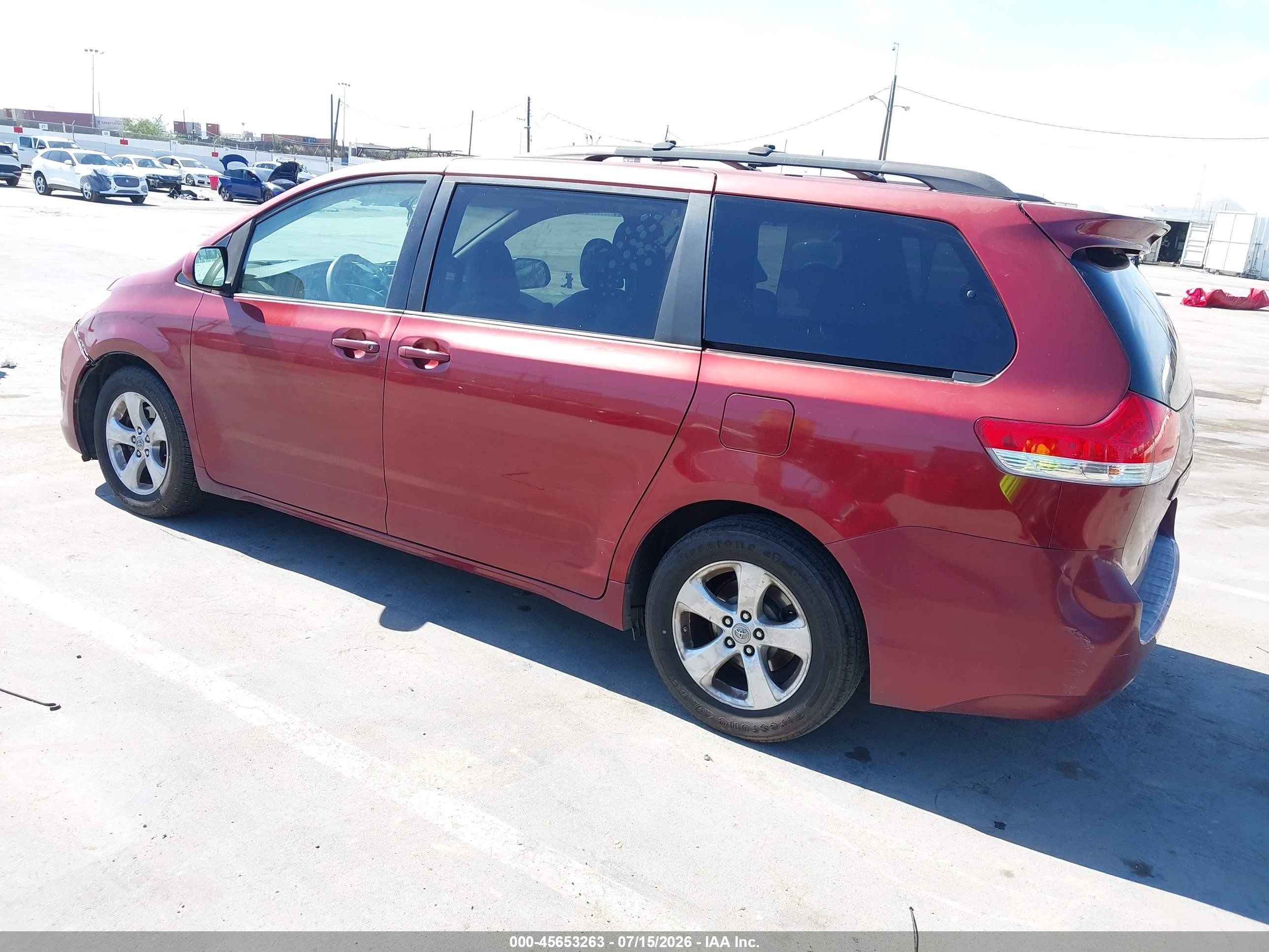 2011 Toyota Sienna Le V6 Red vin: 5TDKK3DC0BS011024