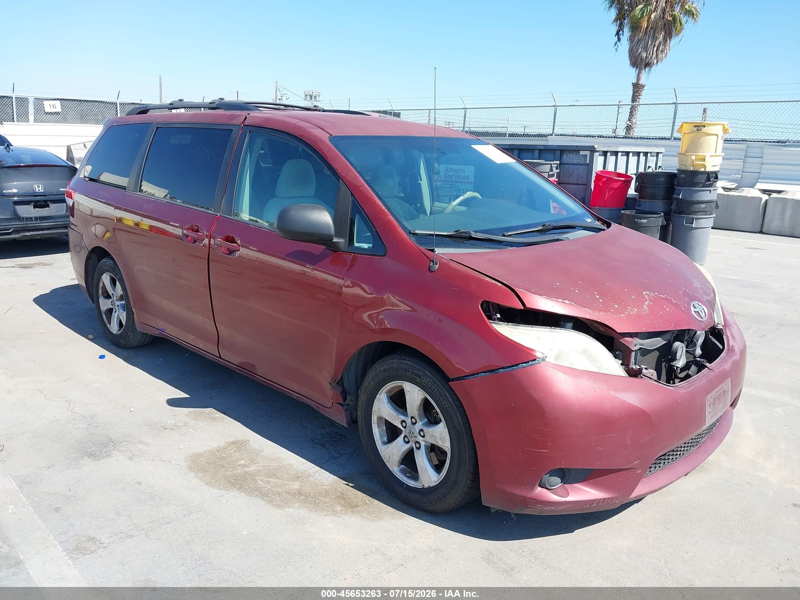 2011 Toyota Sienna Le V6 Red vin: 5TDKK3DC0BS011024