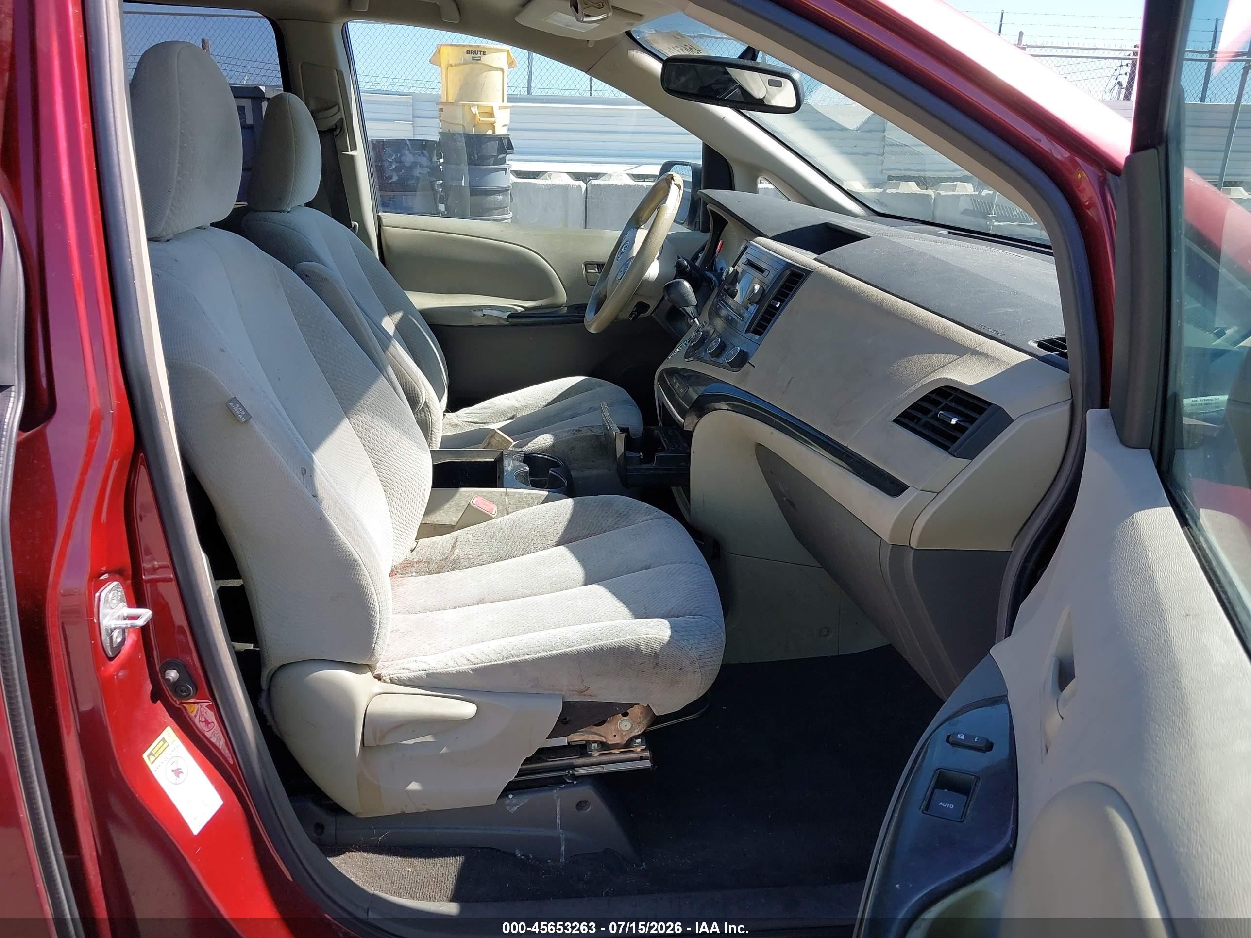 2011 Toyota Sienna Le V6 Red vin: 5TDKK3DC0BS011024