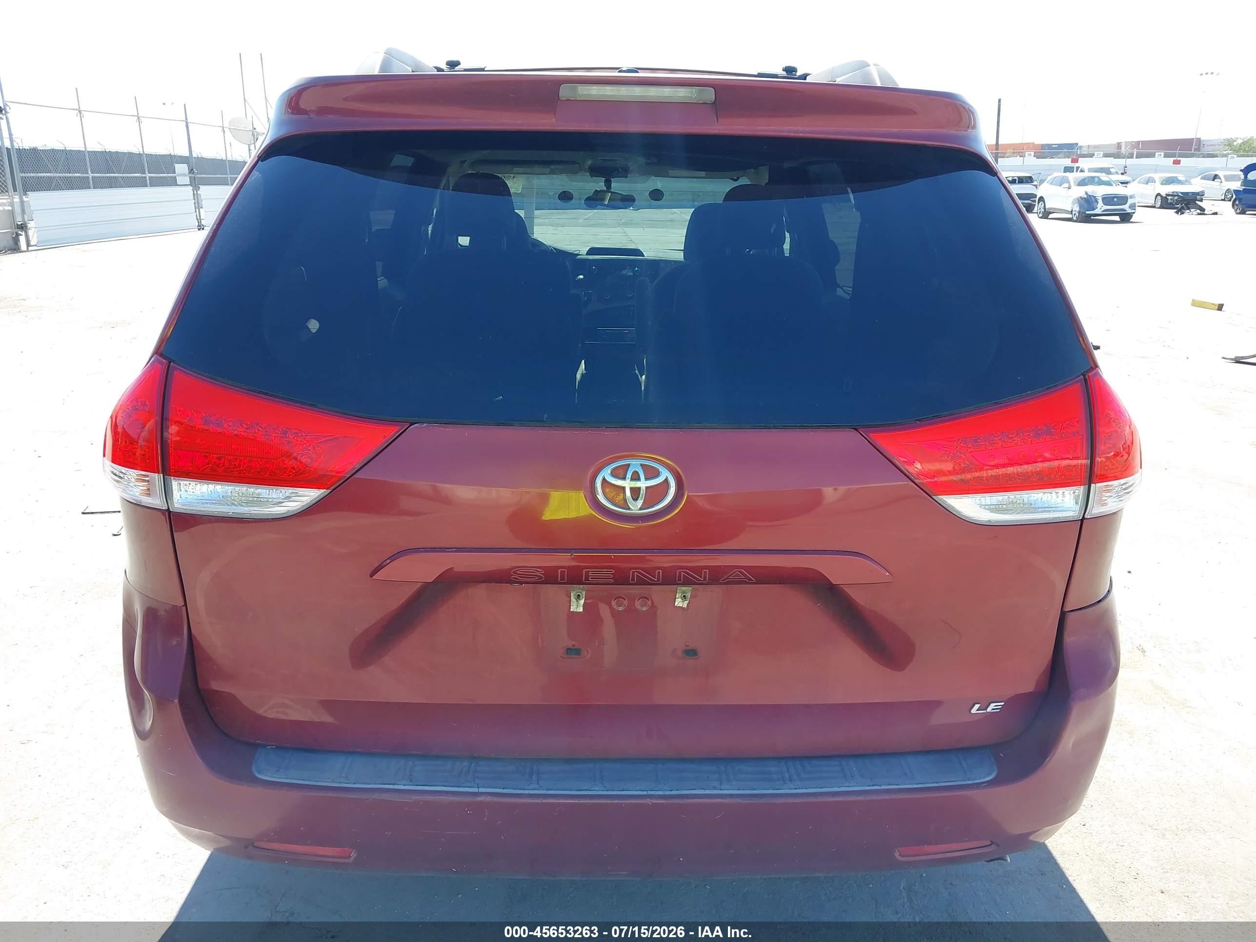 2011 Toyota Sienna Le V6 Red vin: 5TDKK3DC0BS011024