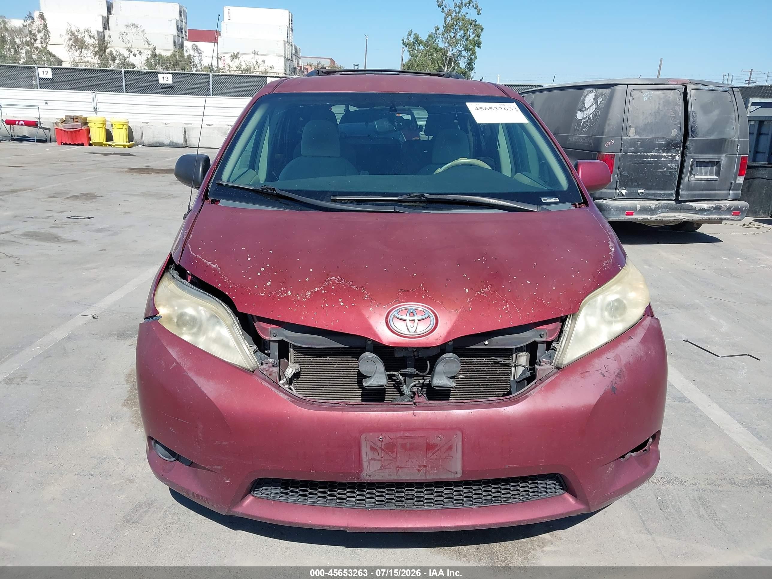2011 Toyota Sienna Le V6 Red vin: 5TDKK3DC0BS011024