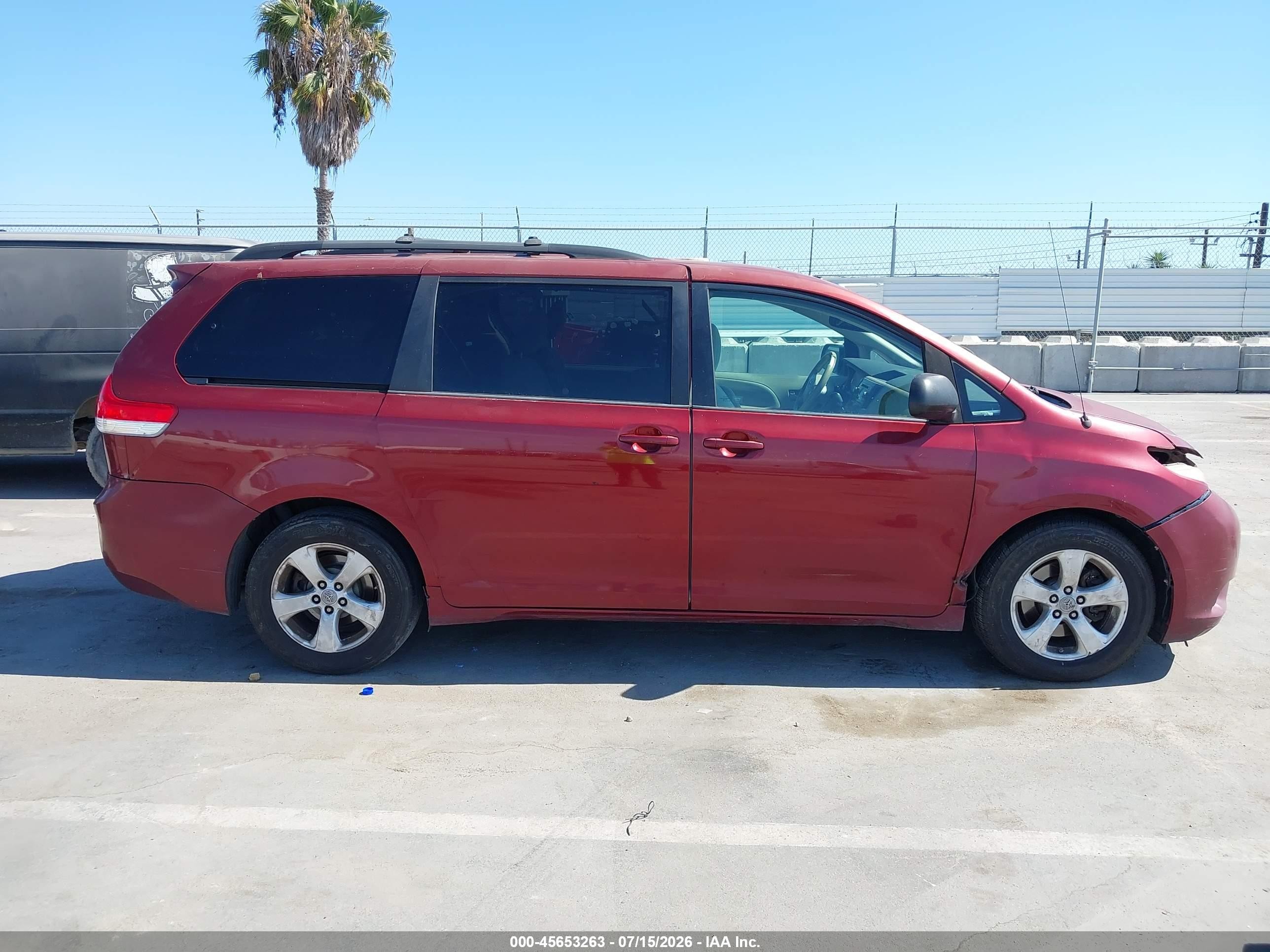 2011 Toyota Sienna Le V6 Red vin: 5TDKK3DC0BS011024