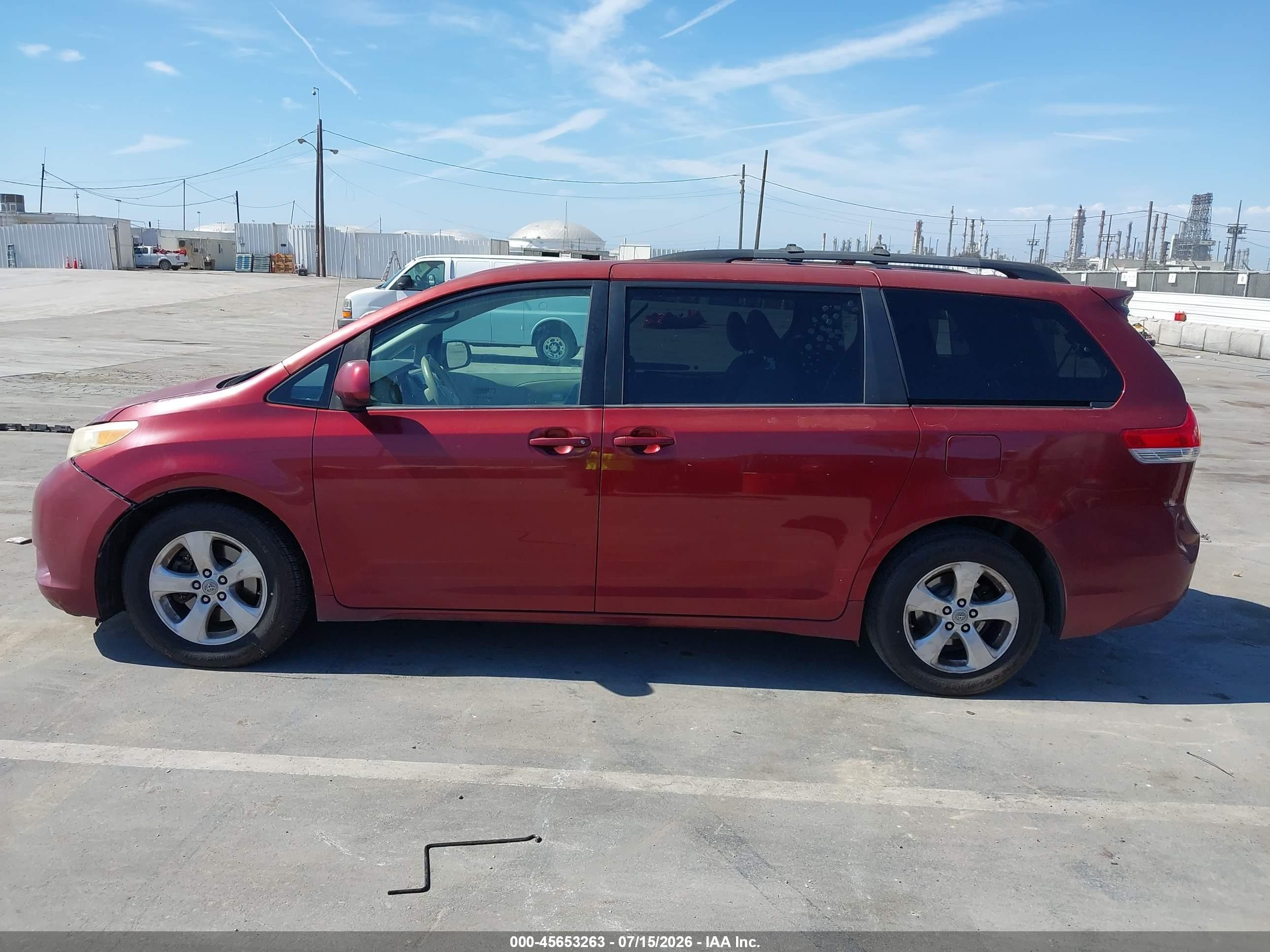 2011 Toyota Sienna Le V6 Red vin: 5TDKK3DC0BS011024