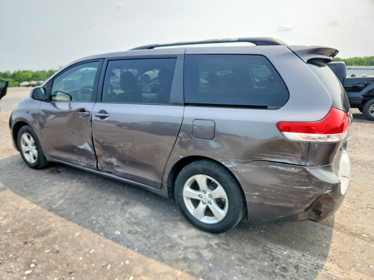 2011 Toyota Sienna Le Silver vin: 5TDKK3DC0BS013887