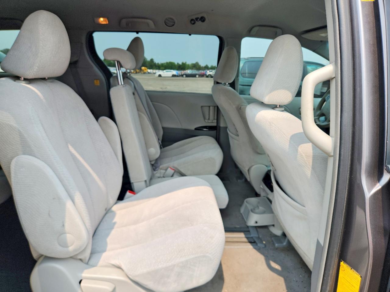 2011 Toyota Sienna Le Silver vin: 5TDKK3DC0BS013887