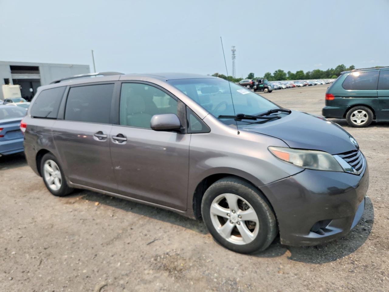 2011 Toyota Sienna Le Silver vin: 5TDKK3DC0BS013887