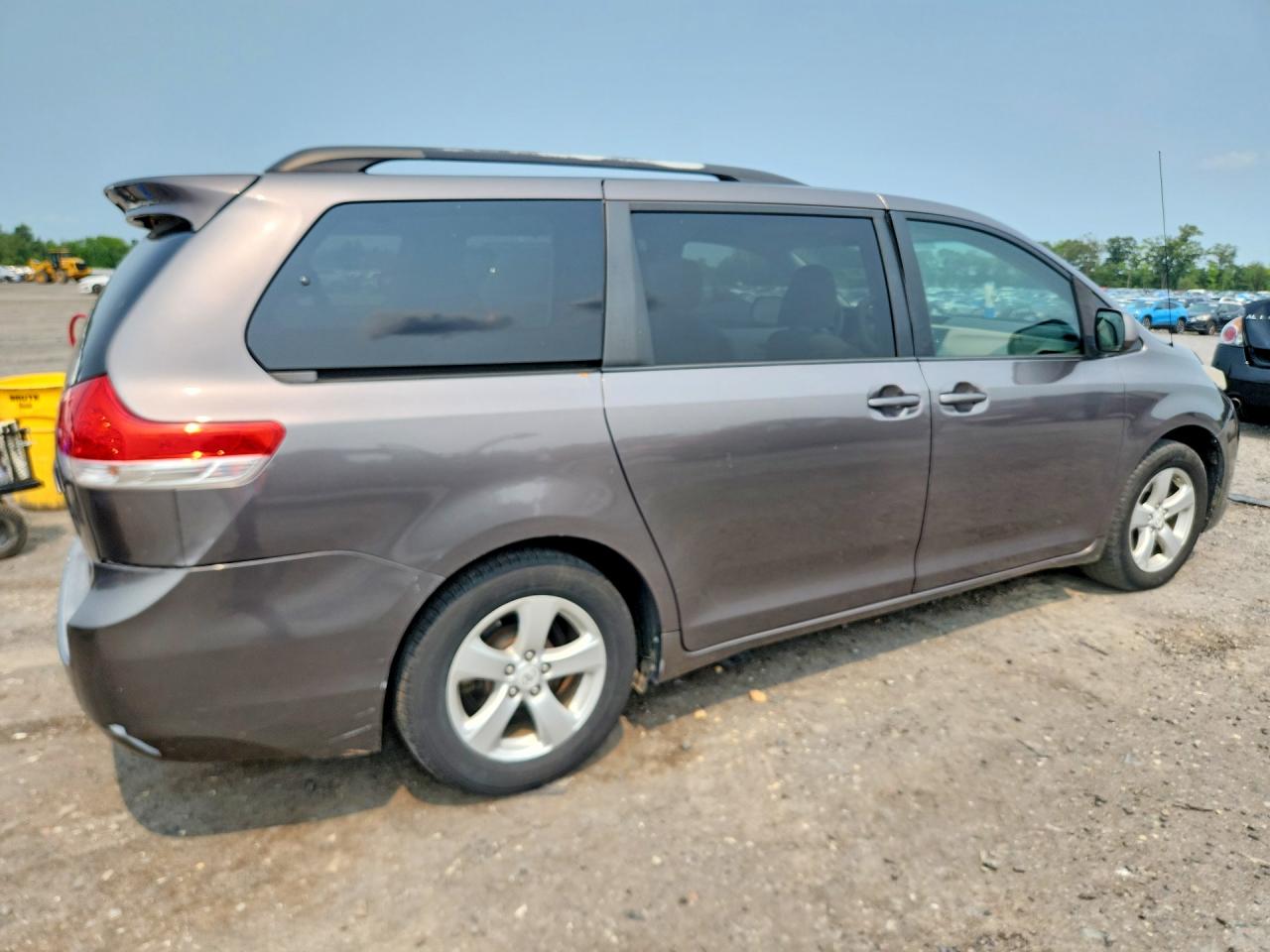 2011 Toyota Sienna Le Silver vin: 5TDKK3DC0BS013887