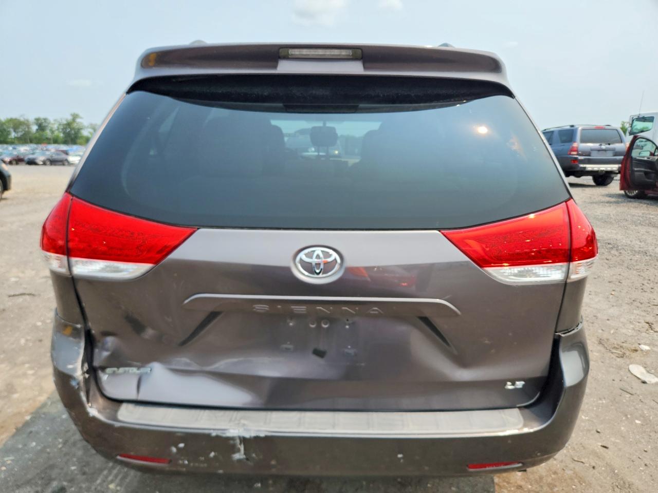 2011 Toyota Sienna Le Silver vin: 5TDKK3DC0BS013887