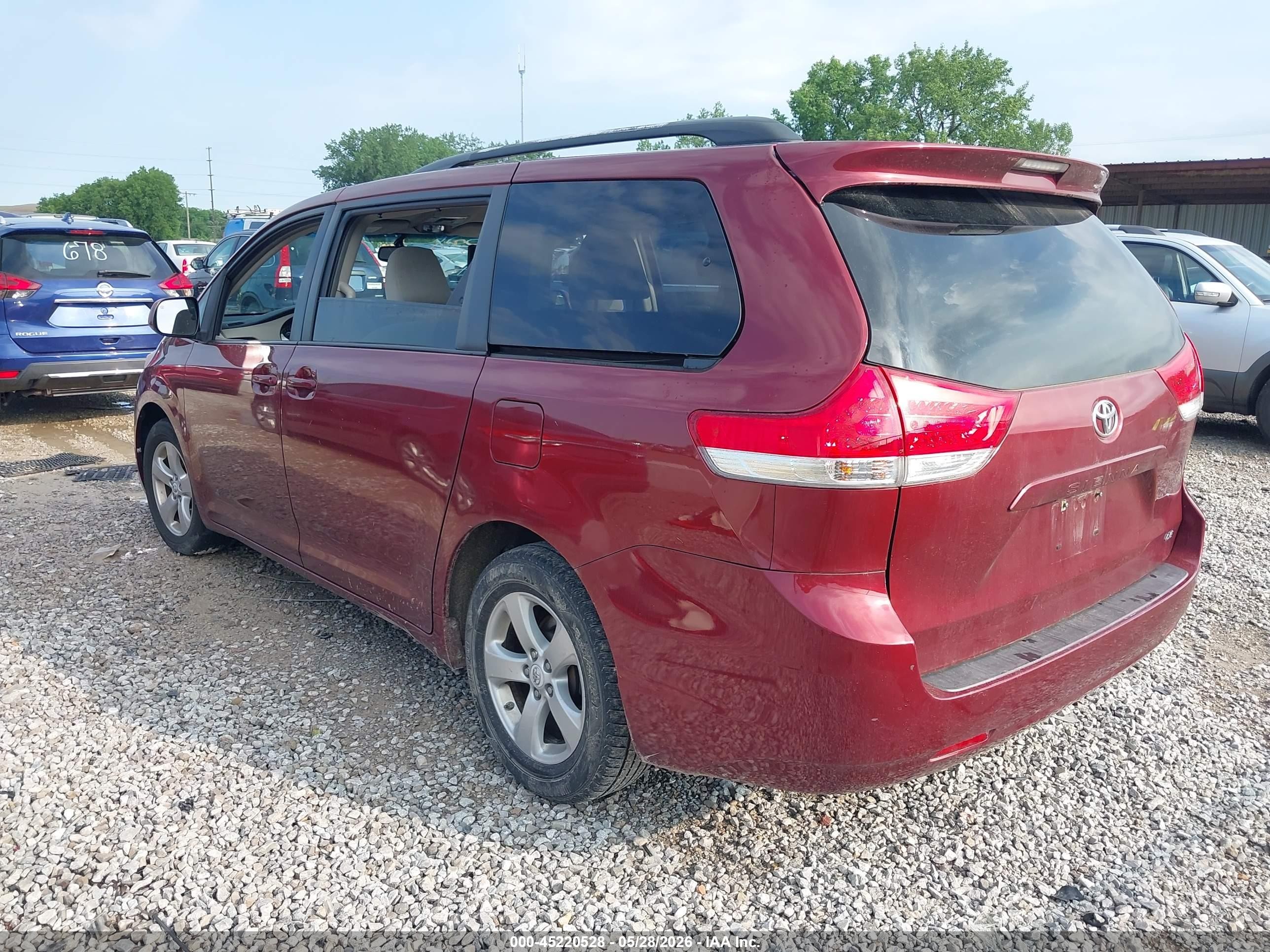 2011 Toyota Sienna Le V6 Red vin: 5TDKK3DC0BS016269