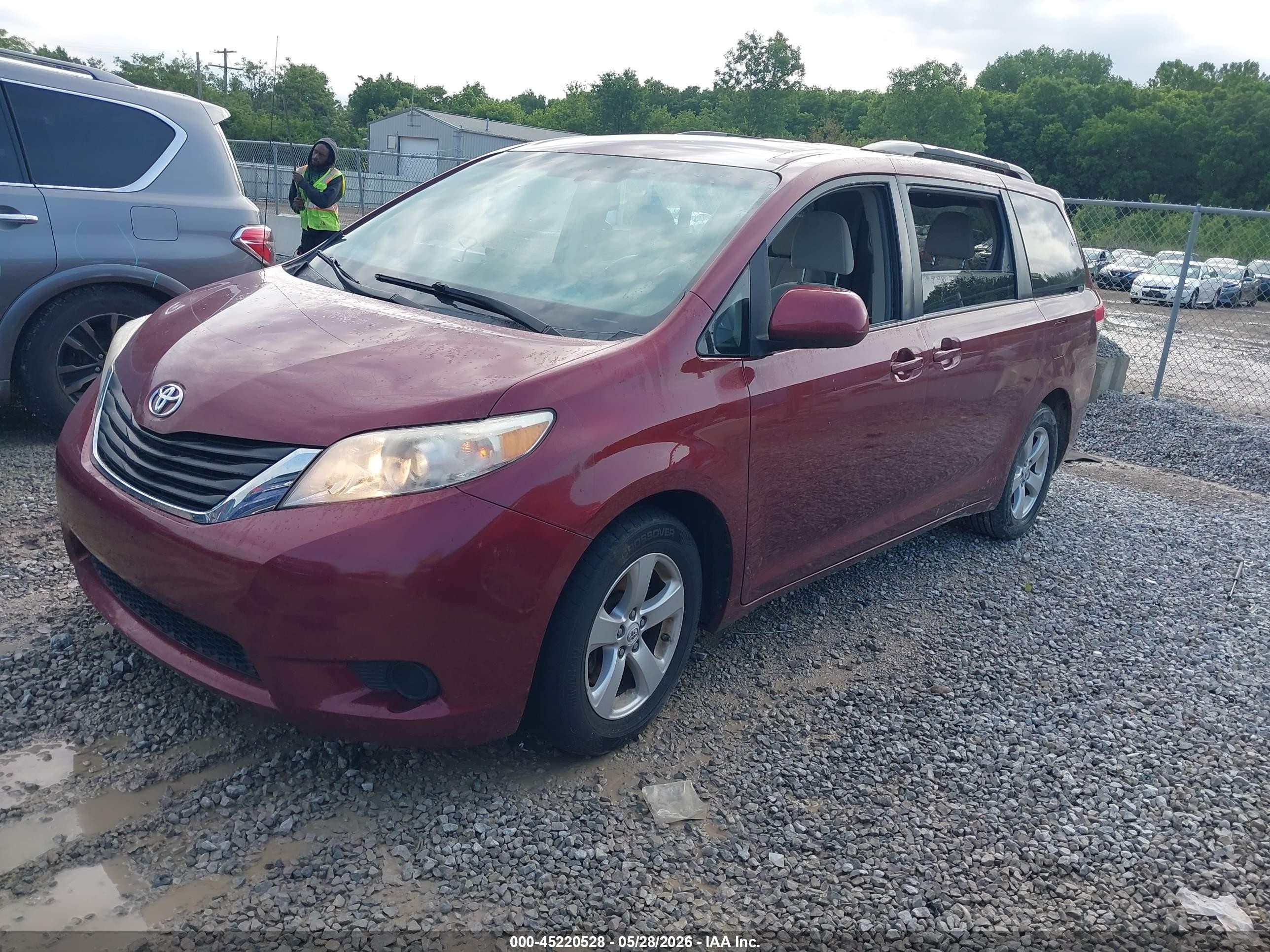 2011 Toyota Sienna Le V6 Red vin: 5TDKK3DC0BS016269