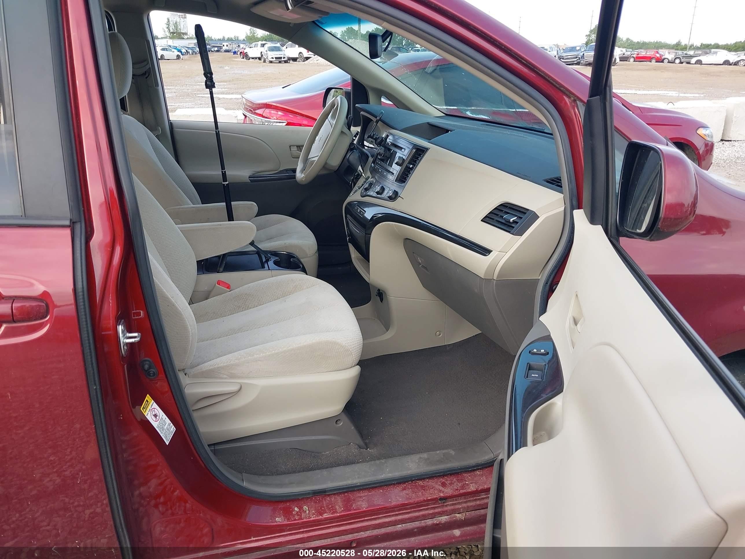 2011 Toyota Sienna Le V6 Red vin: 5TDKK3DC0BS016269