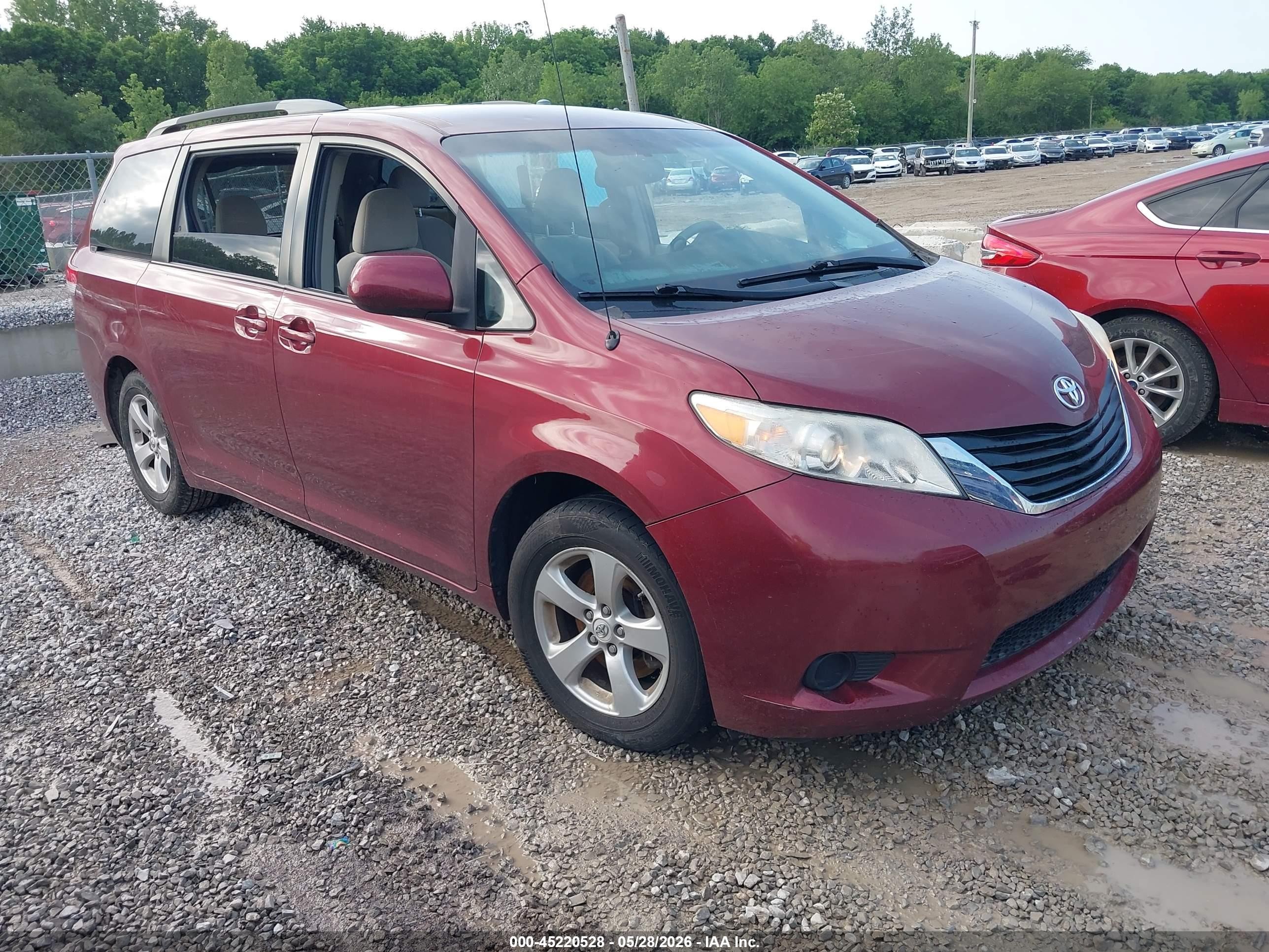 2011 Toyota Sienna Le V6 Red vin: 5TDKK3DC0BS016269