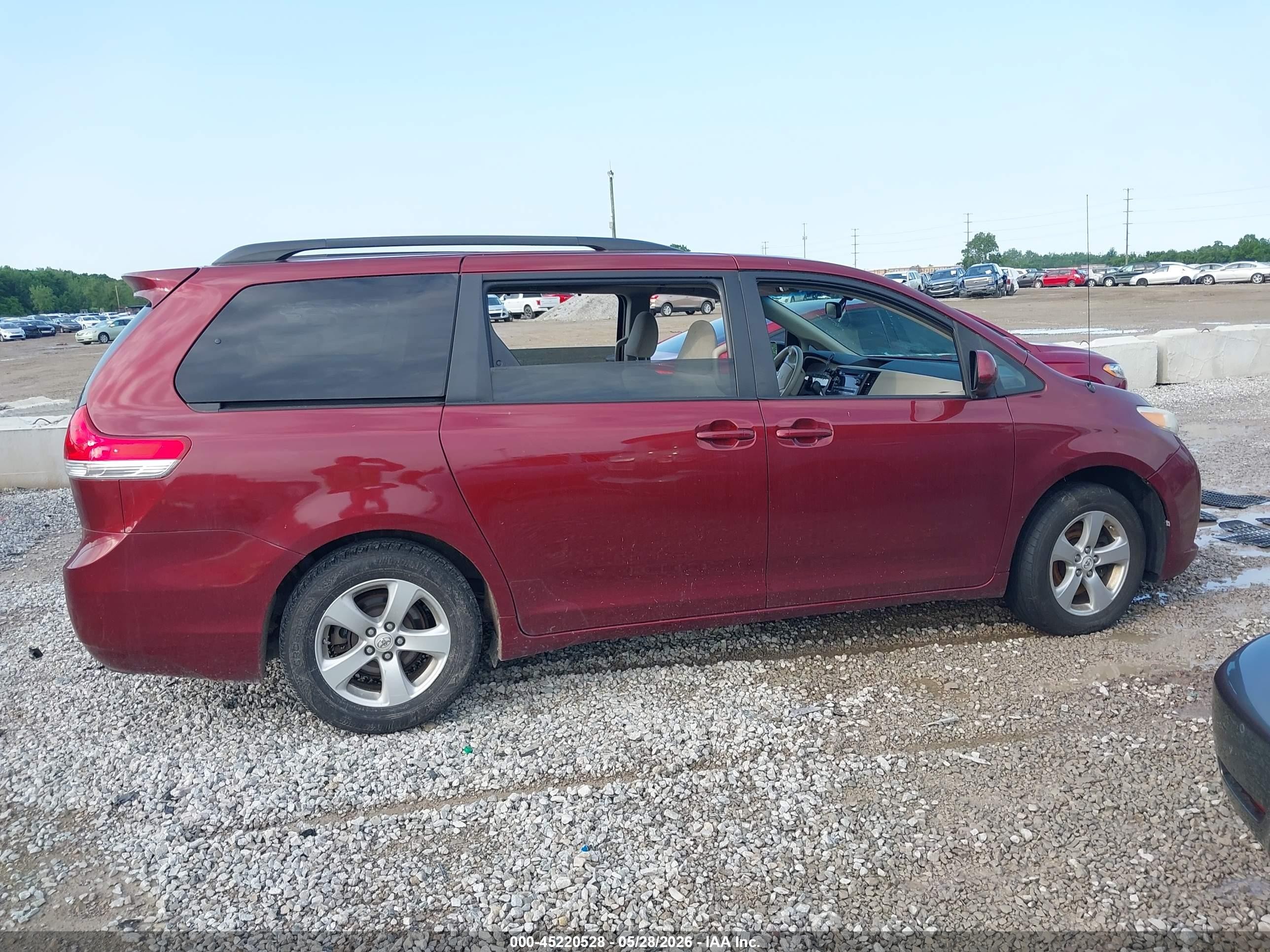 2011 Toyota Sienna Le V6 Red vin: 5TDKK3DC0BS016269