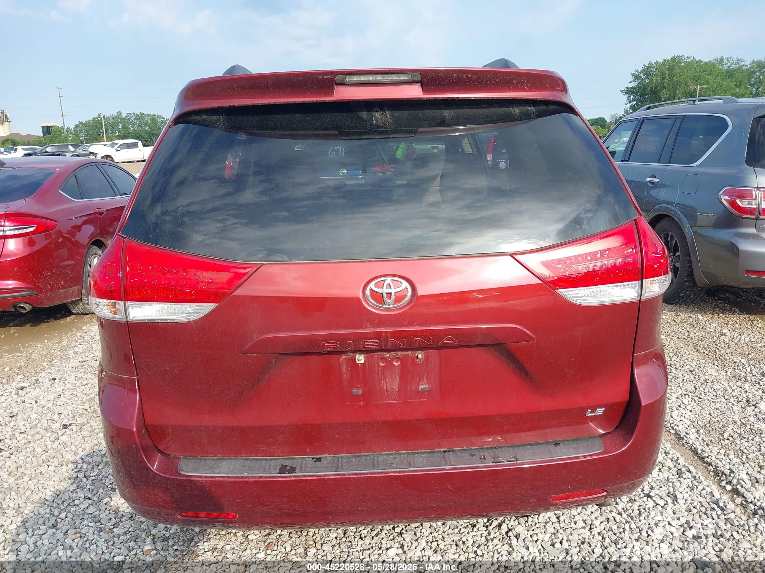 2011 Toyota Sienna Le V6 Red vin: 5TDKK3DC0BS016269