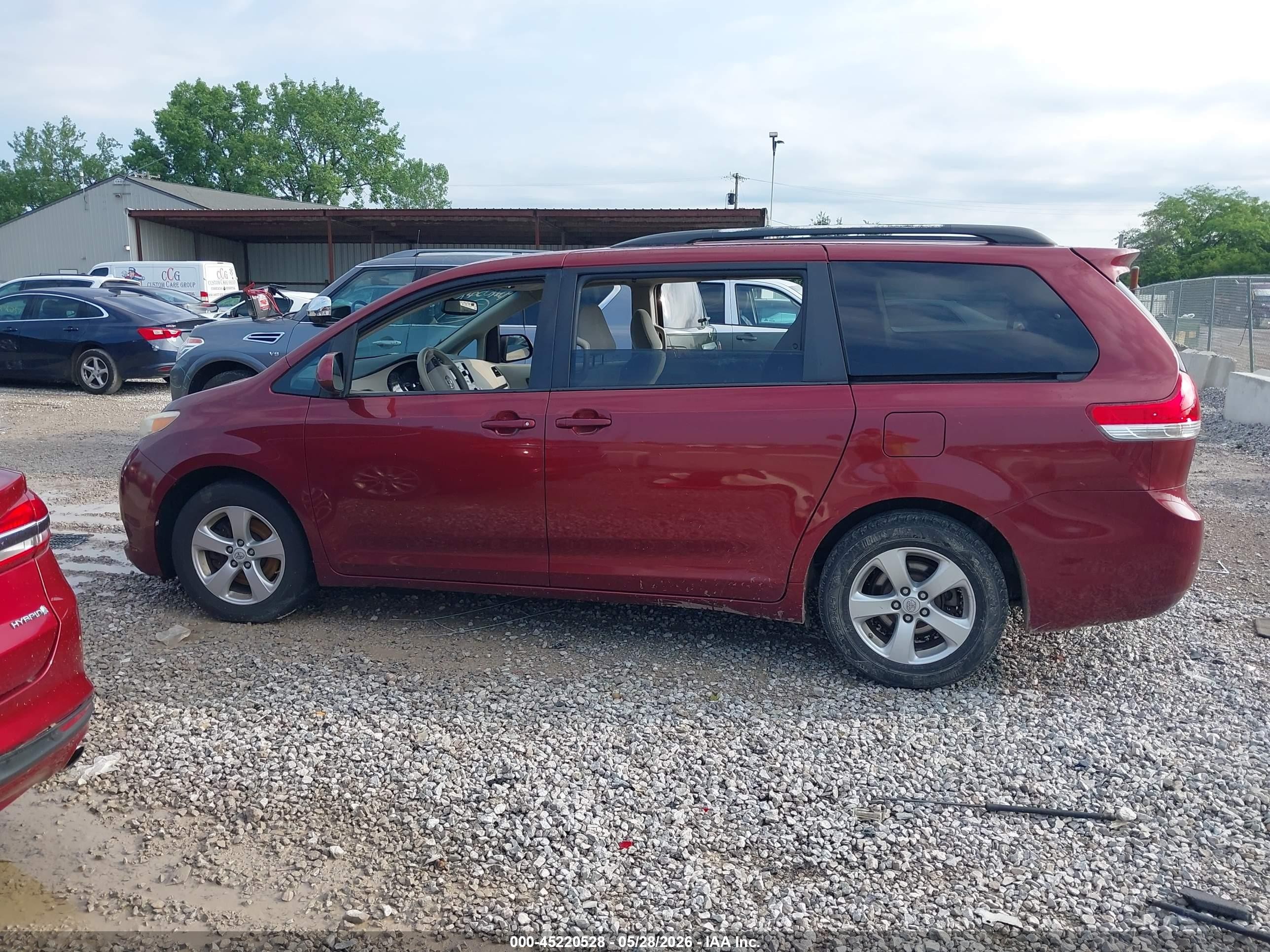 2011 Toyota Sienna Le V6 Red vin: 5TDKK3DC0BS016269