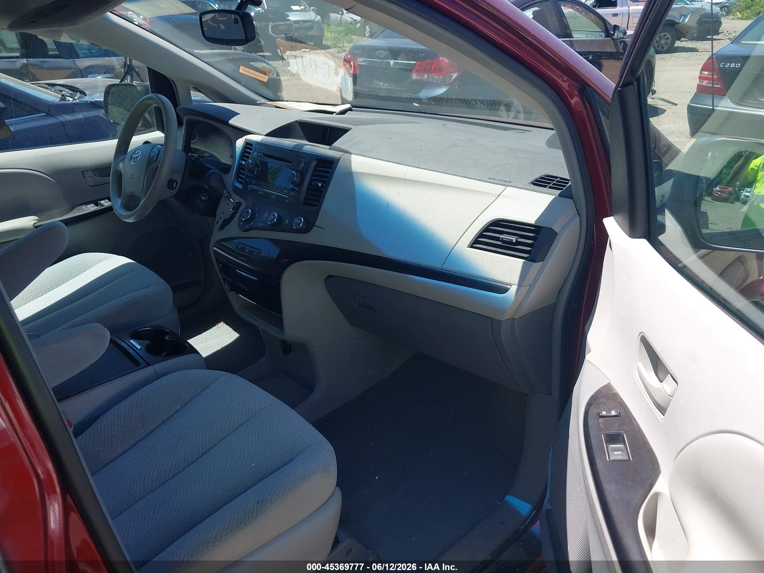 2011 Toyota Sienna Le V6 Red vin: 5TDKK3DC0BS017728
