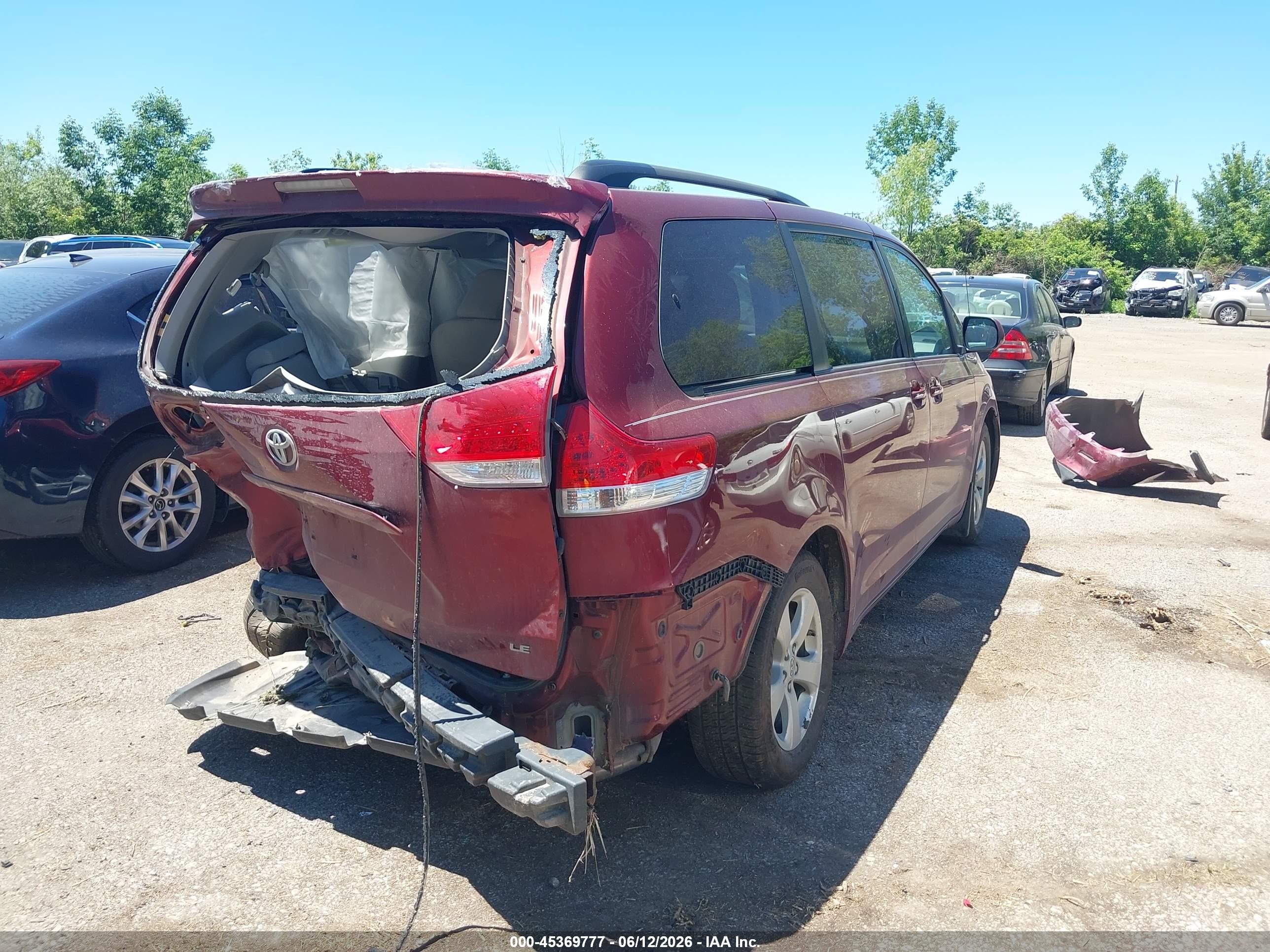 2011 Toyota Sienna Le V6 Red vin: 5TDKK3DC0BS017728