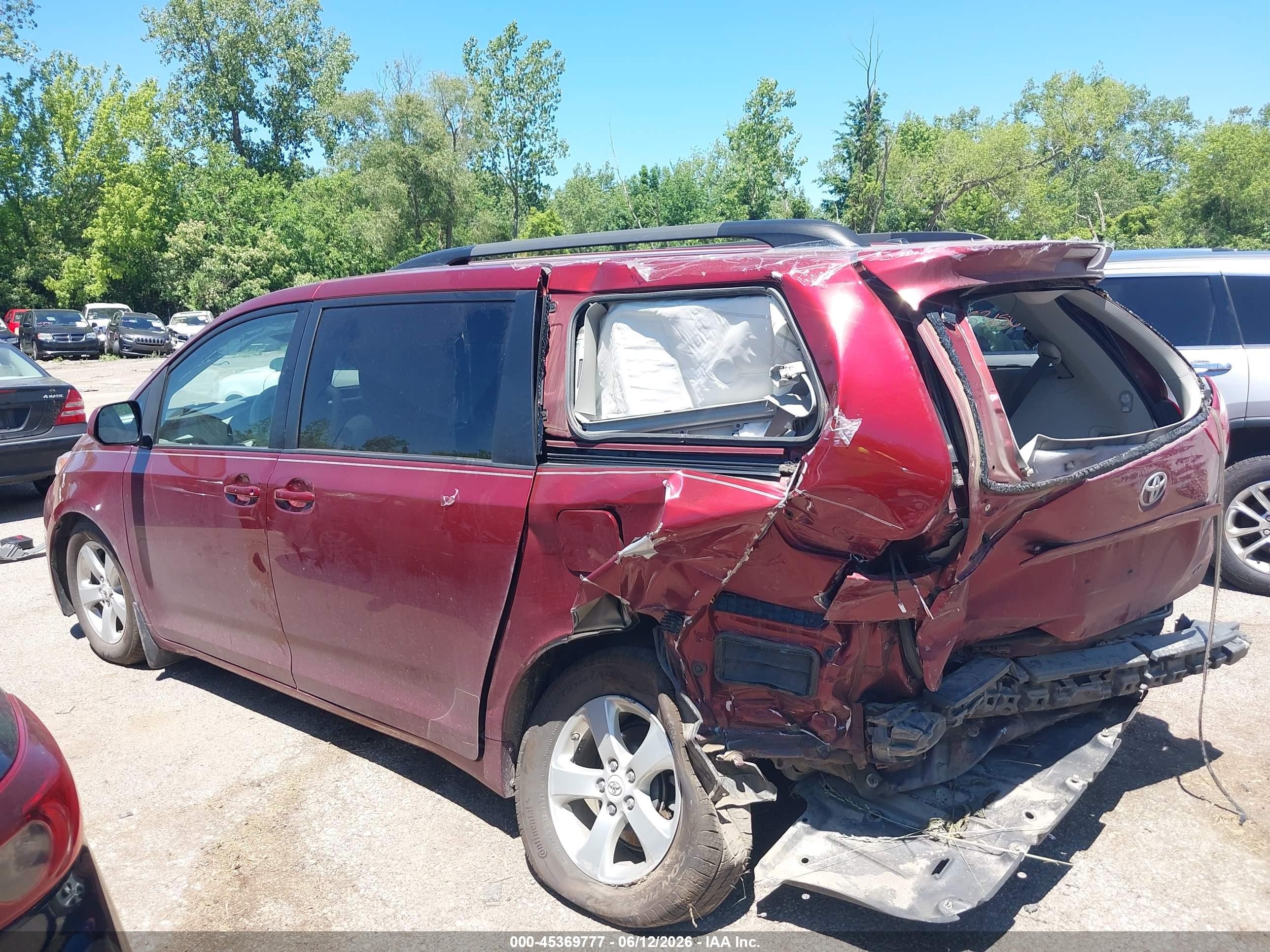 2011 Toyota Sienna Le V6 Red vin: 5TDKK3DC0BS017728