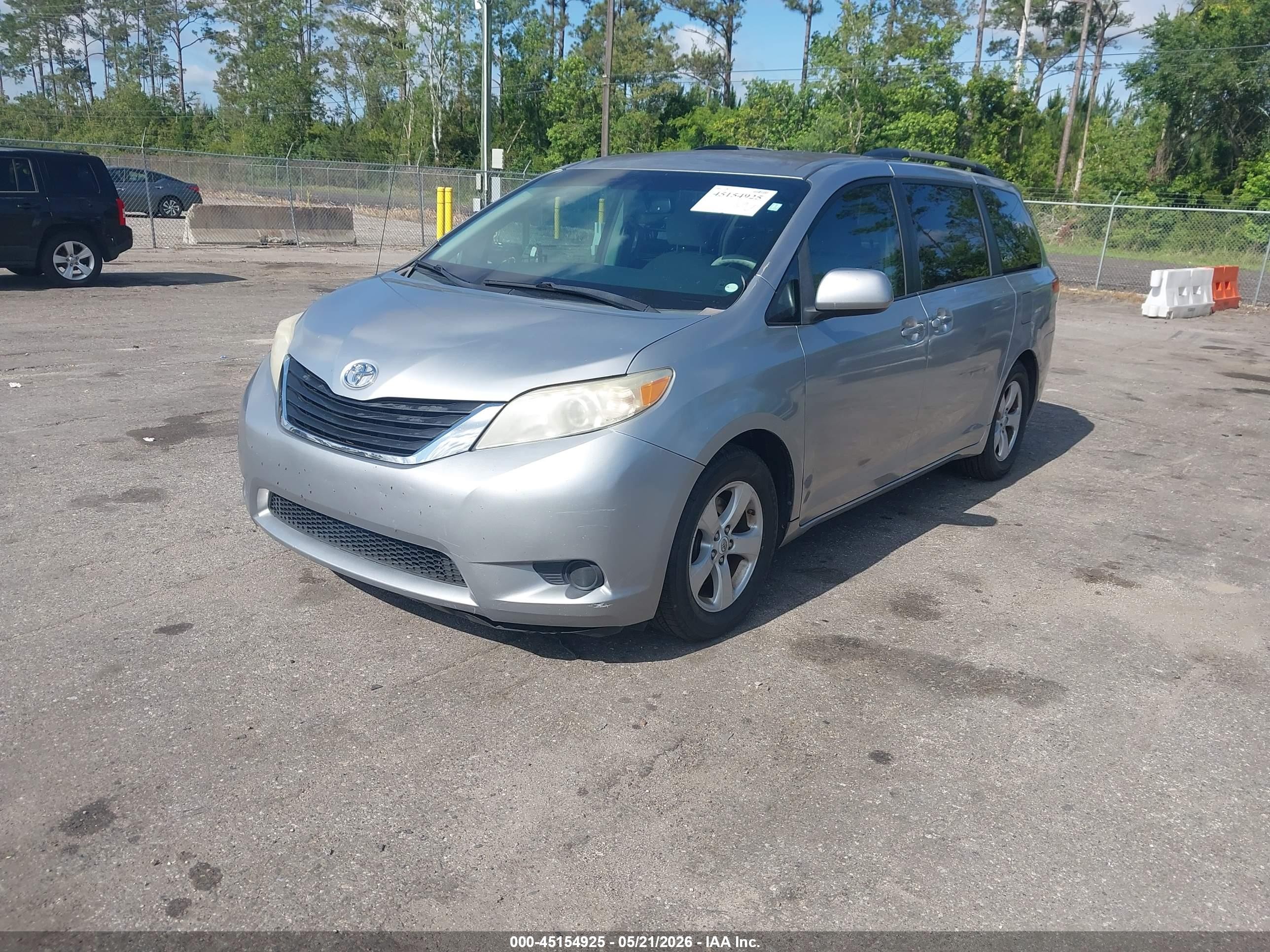 2011 Toyota Sienna Le V6 Silver vin: 5TDKK3DC0BS024405