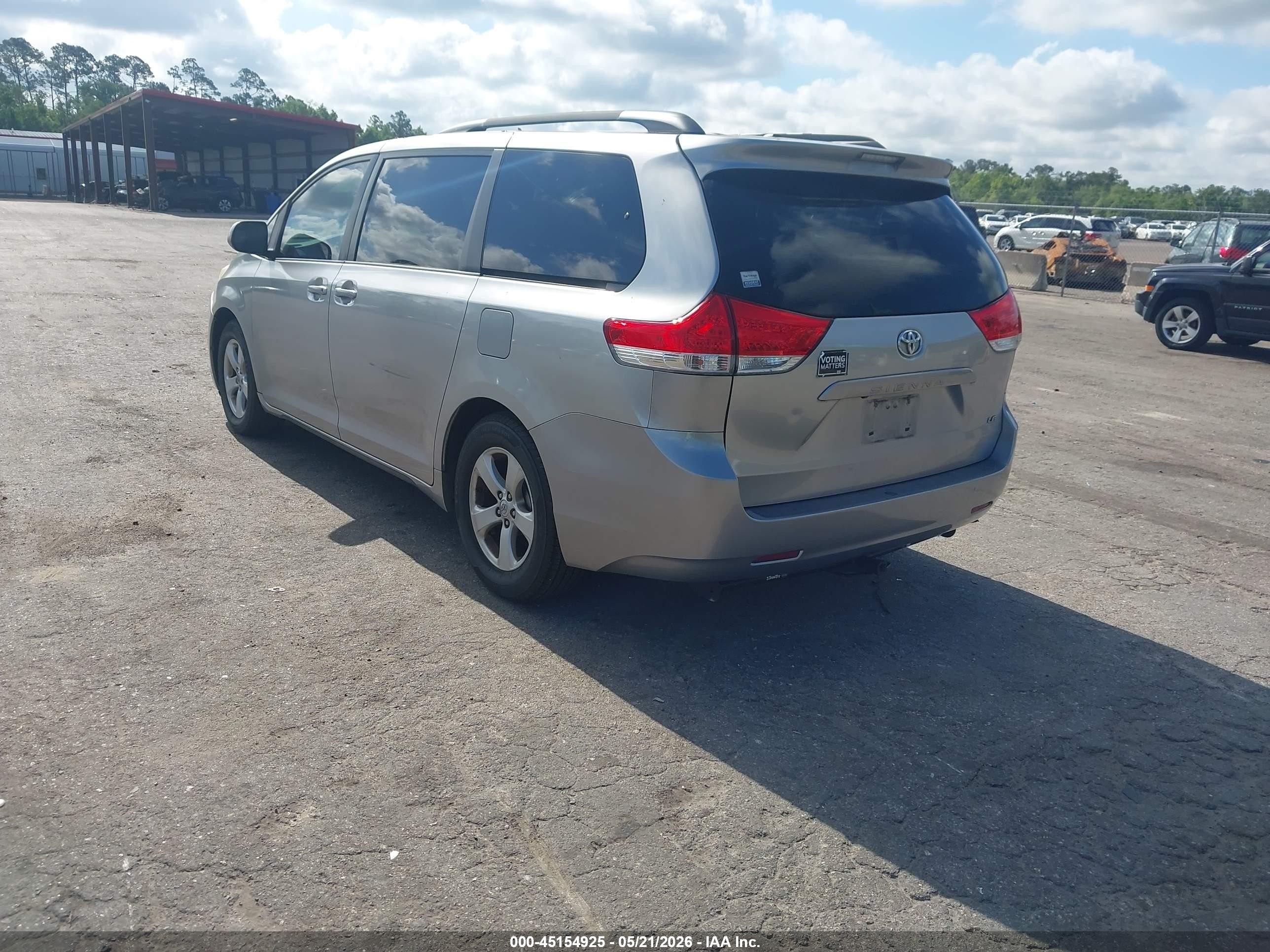 2011 Toyota Sienna Le V6 Silver vin: 5TDKK3DC0BS024405