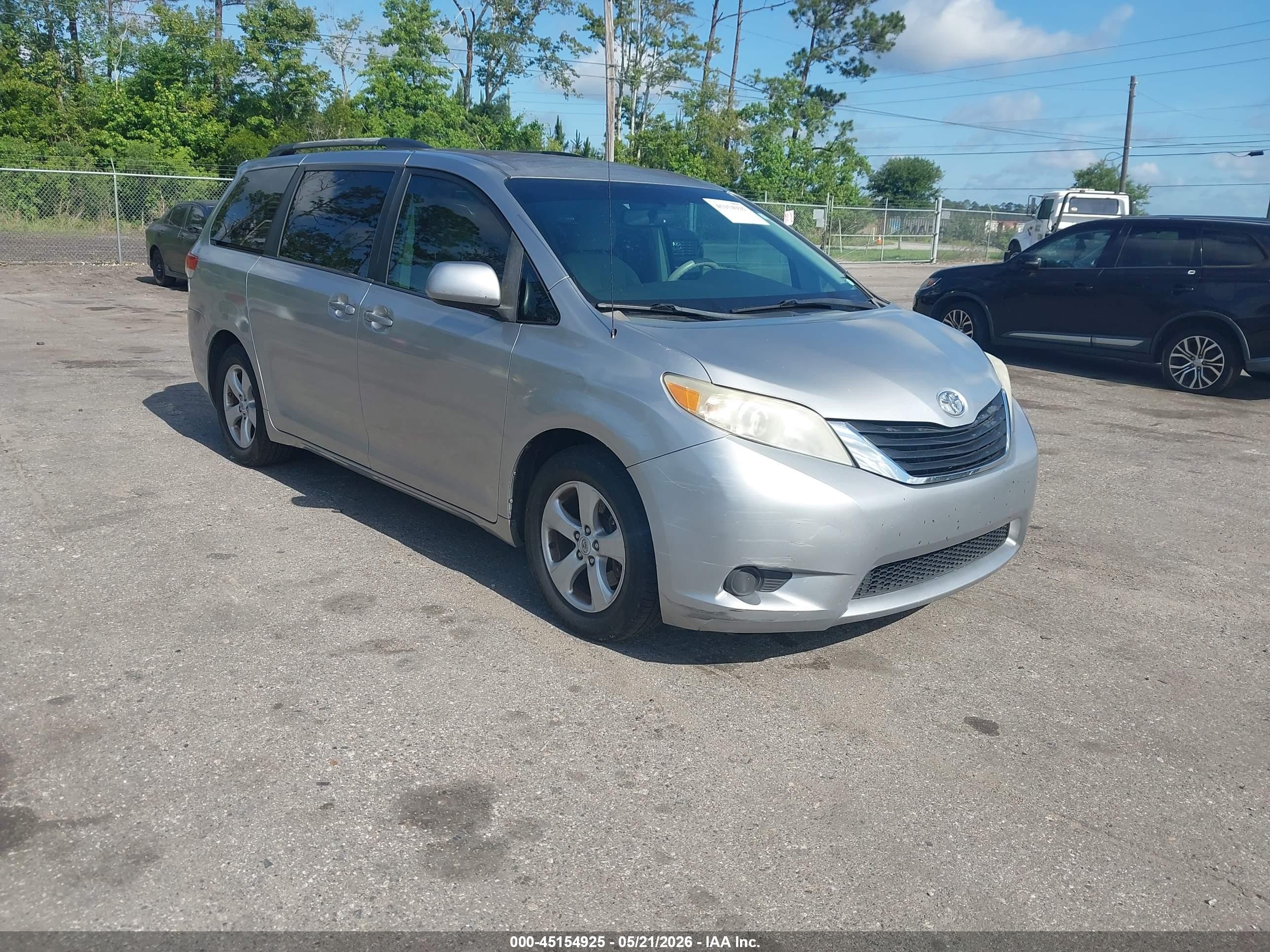 2011 Toyota Sienna Le V6 Silver vin: 5TDKK3DC0BS024405