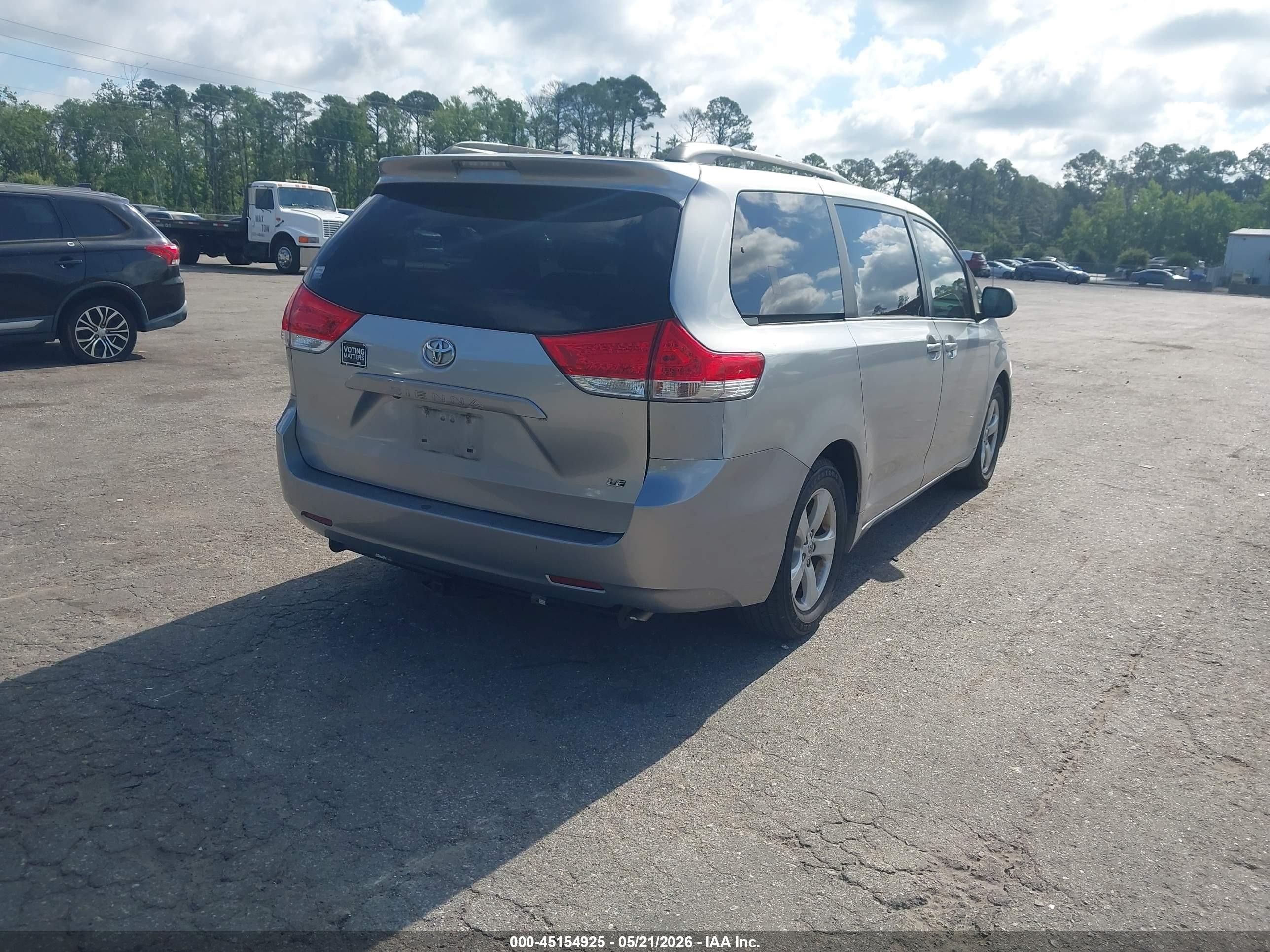 2011 Toyota Sienna Le V6 Silver vin: 5TDKK3DC0BS024405