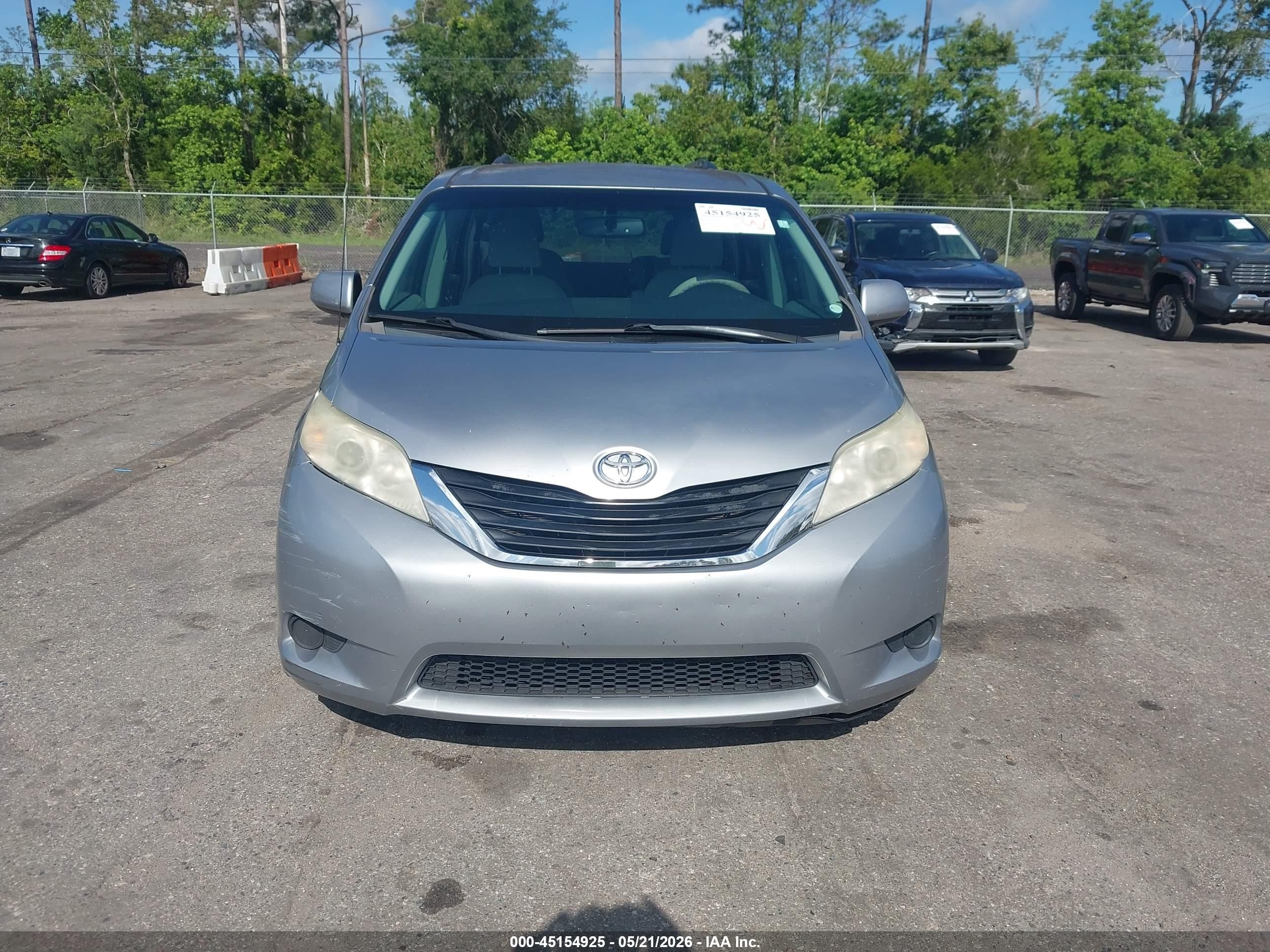 2011 Toyota Sienna Le V6 Silver vin: 5TDKK3DC0BS024405